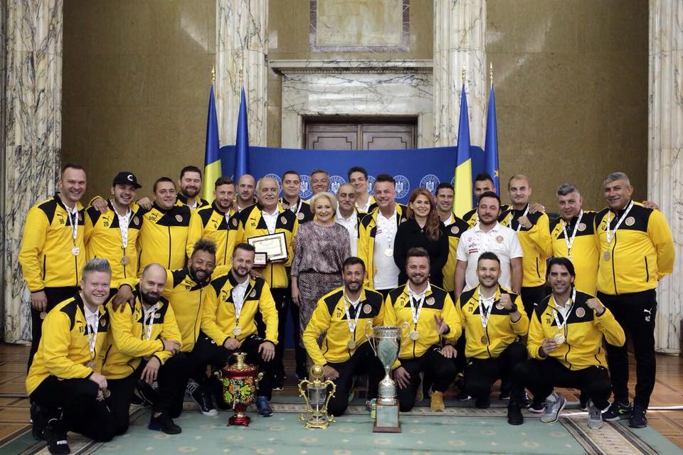 Fostul selecționer Mircea Rădulescu și Daniel Chiriță, campion cu Rapid și cu Șahtior, antrenorul naționalei Artiștilor, comentează Mondialul la interviurile Libertatea Live. ”Mi-au plăcut Mexic și Croația, pentru că atacă mereu”