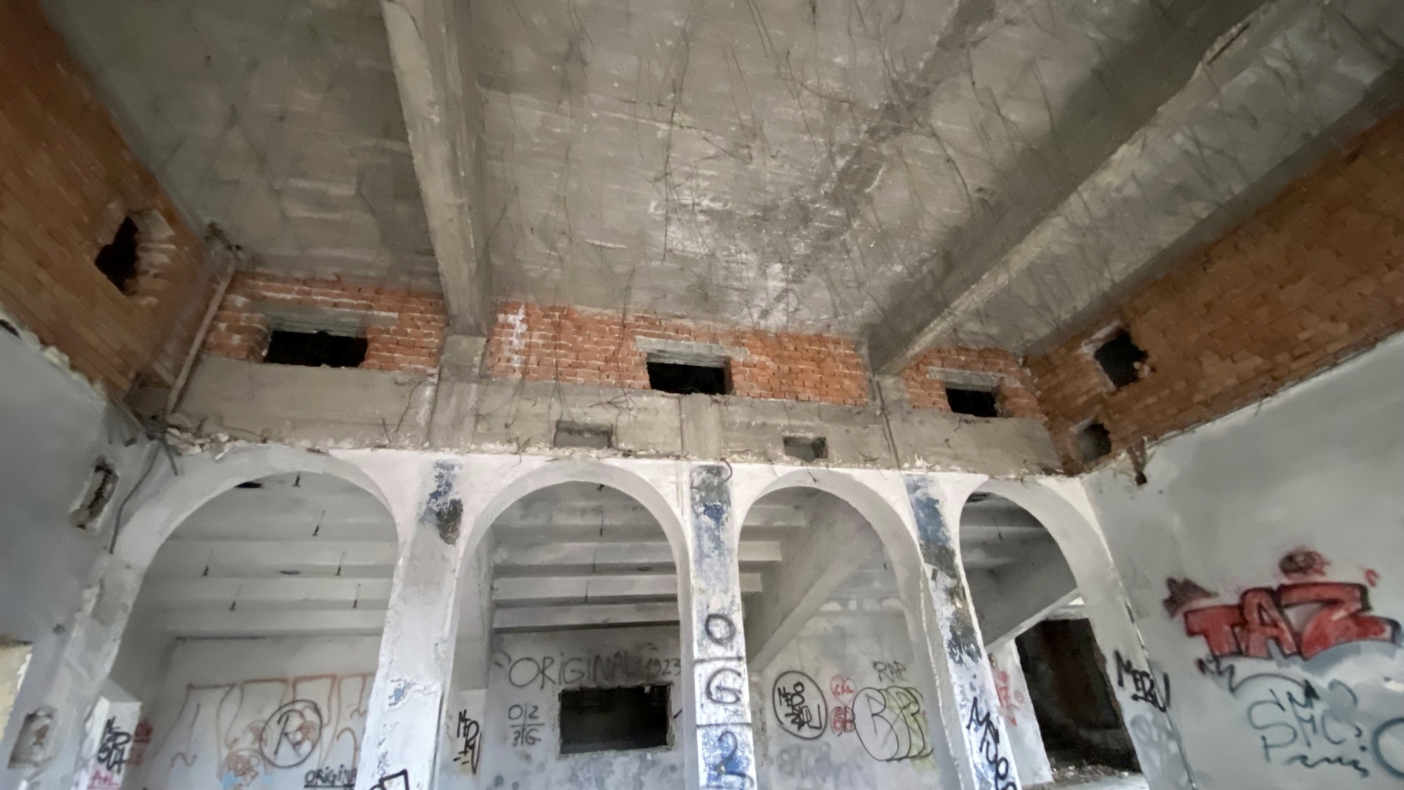 Cum arată la interior cinematograful Giulești, abandonat de autoritățile locale de mai bine de 20 de ani. Disputa dintre edili pe clădirea-simbol a cartierului