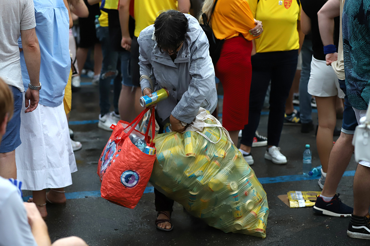 O altă față a programului de garanție-reciclare. Alergând după PET-uri prin București: „Nu dau în cap, nu tâlhăresc, sunt bani munciți! Scot un milion, un milion jumate pe zi”