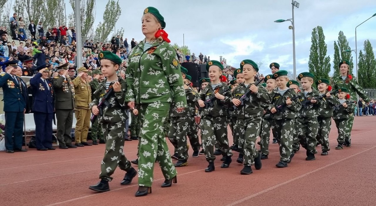 Paradă militară a grădinițelor, pe un stadion dintr-un oraș rusesc din apropierea Ucrainei, pe coasta Mării Azov