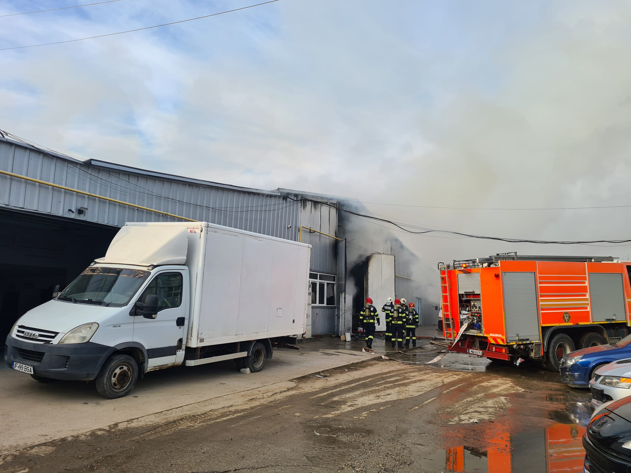 Incendiu puternic la o hală din Pantelimon. Intervin pompierii cu 8 autospeciale