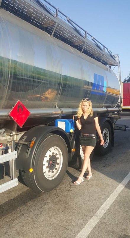 Cea mai tare din parcare! O blondă sexy străbate Europa la volanul unui TIR de 40 de tone încărcat cu... substanțe periculoase!