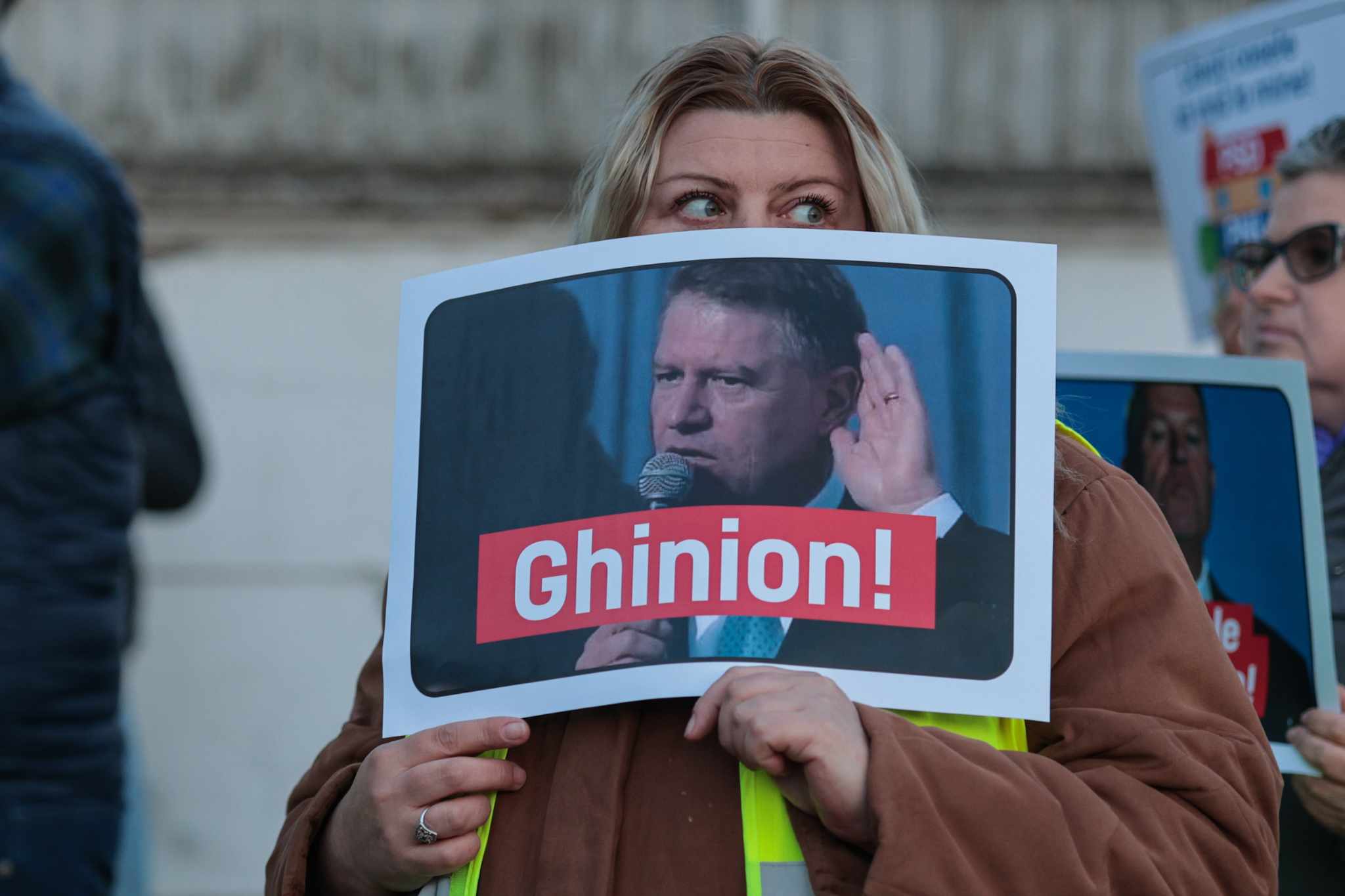 Protest AUR în fața imobilului din Aviatorilor renovat în secret pentru 7 milioane de euro: „După mandat, un palat”