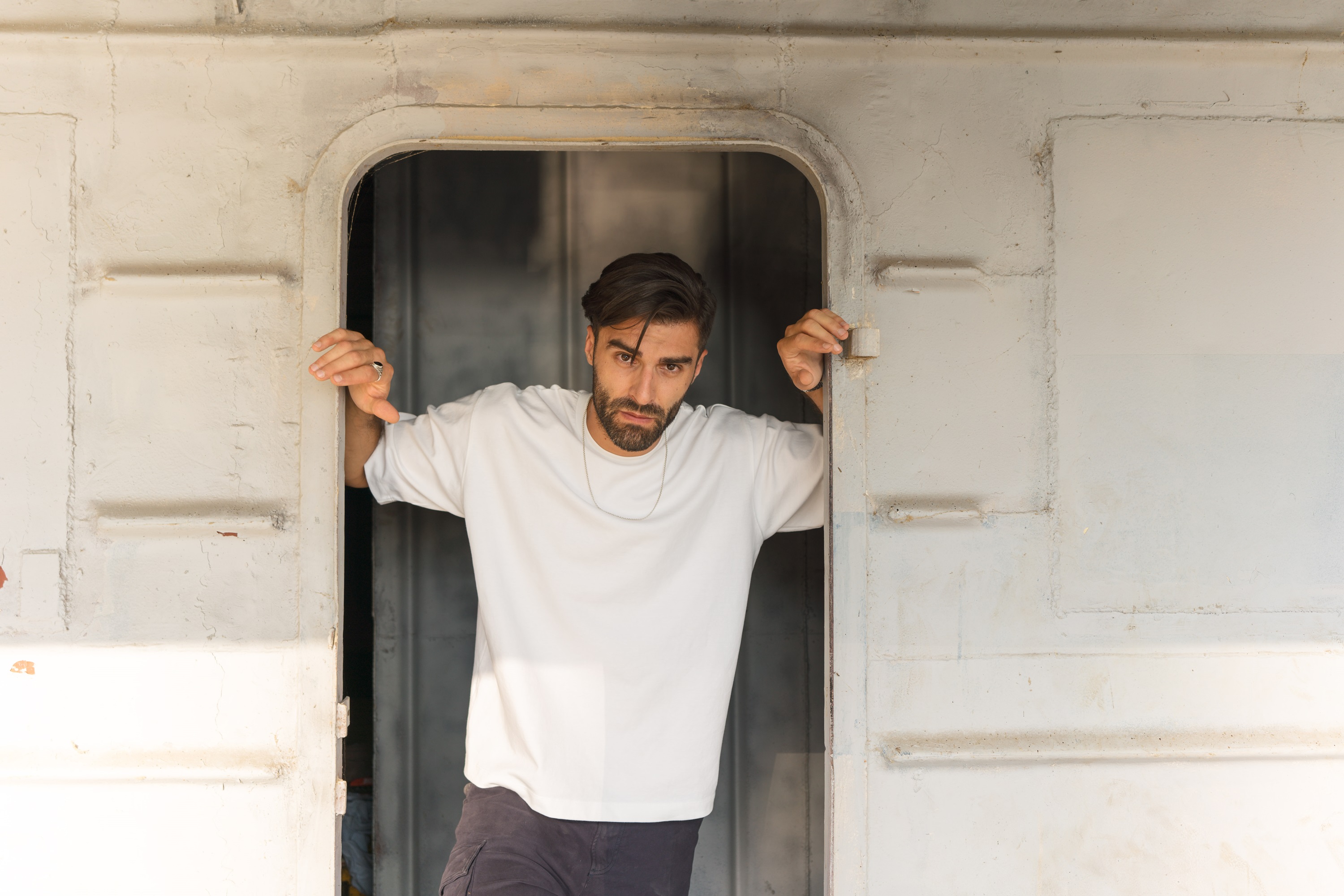 Prezentatoarea TV a divorțat în secret și s-a cuplat cu un actor de la PRO TV. Au vrut să-și ascundă relația, dar au fost surprinși sărutându-se