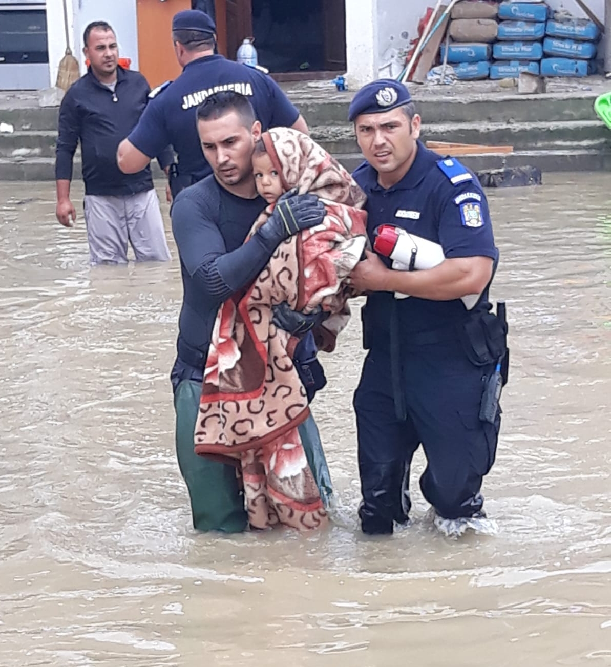 Aproape 70 de oameni au fost evacuați de jandarmi din case în Băbeni, Vâlcea. Râul Bistrița a ieșit din matcă / FOTO