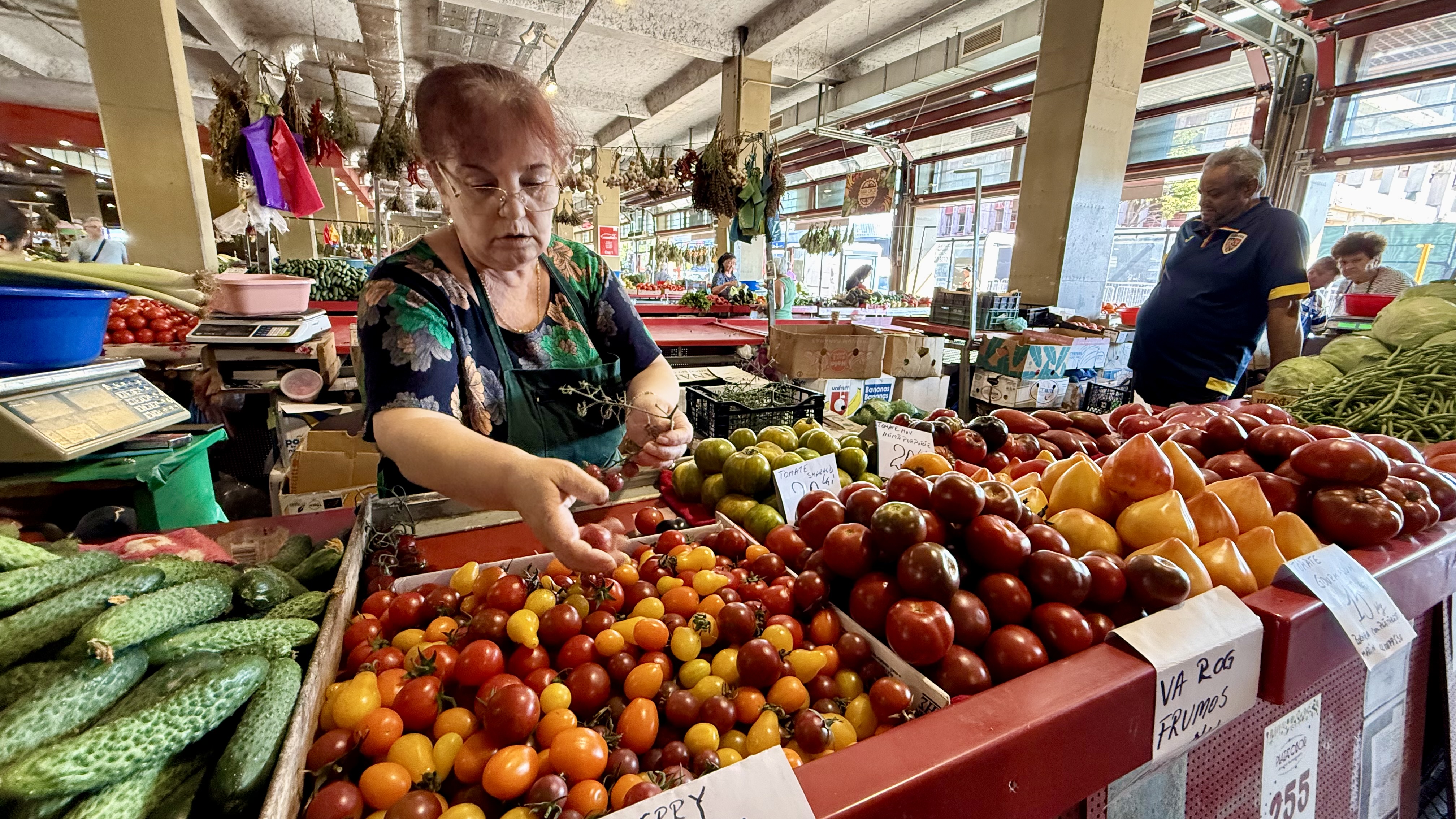 Toată lumea se oprește la această tarabă cu roșii din Piața Obor. Cât costă kilogramul de roșii negre, galbene și portocalii