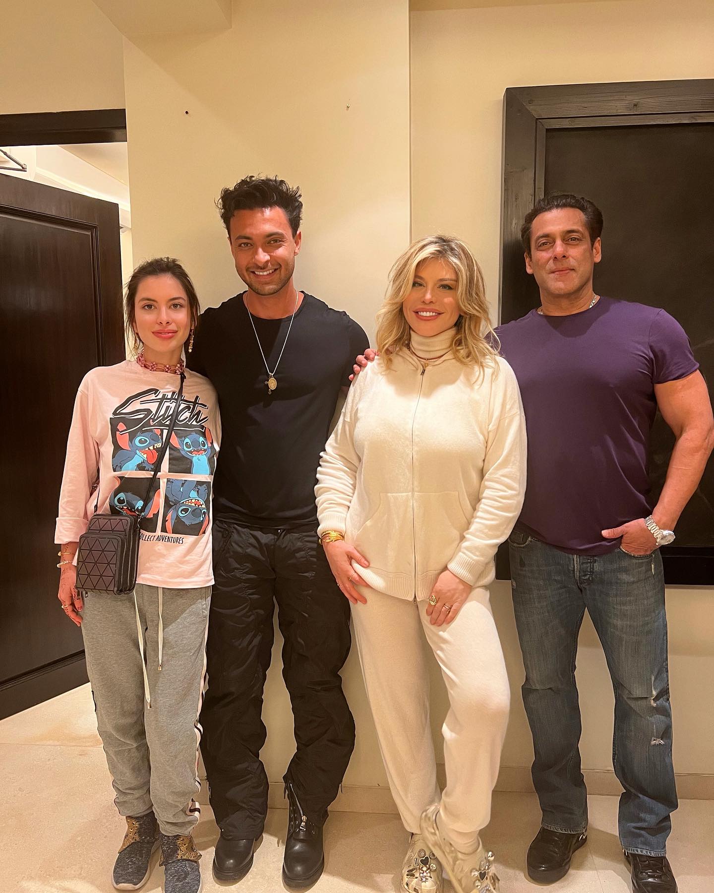Loredana Groza, acasă la Iulia Vântur și la Salman Khan, în India. Cum s-au pozat împreună: „Casa voastră este atât de primitoare”