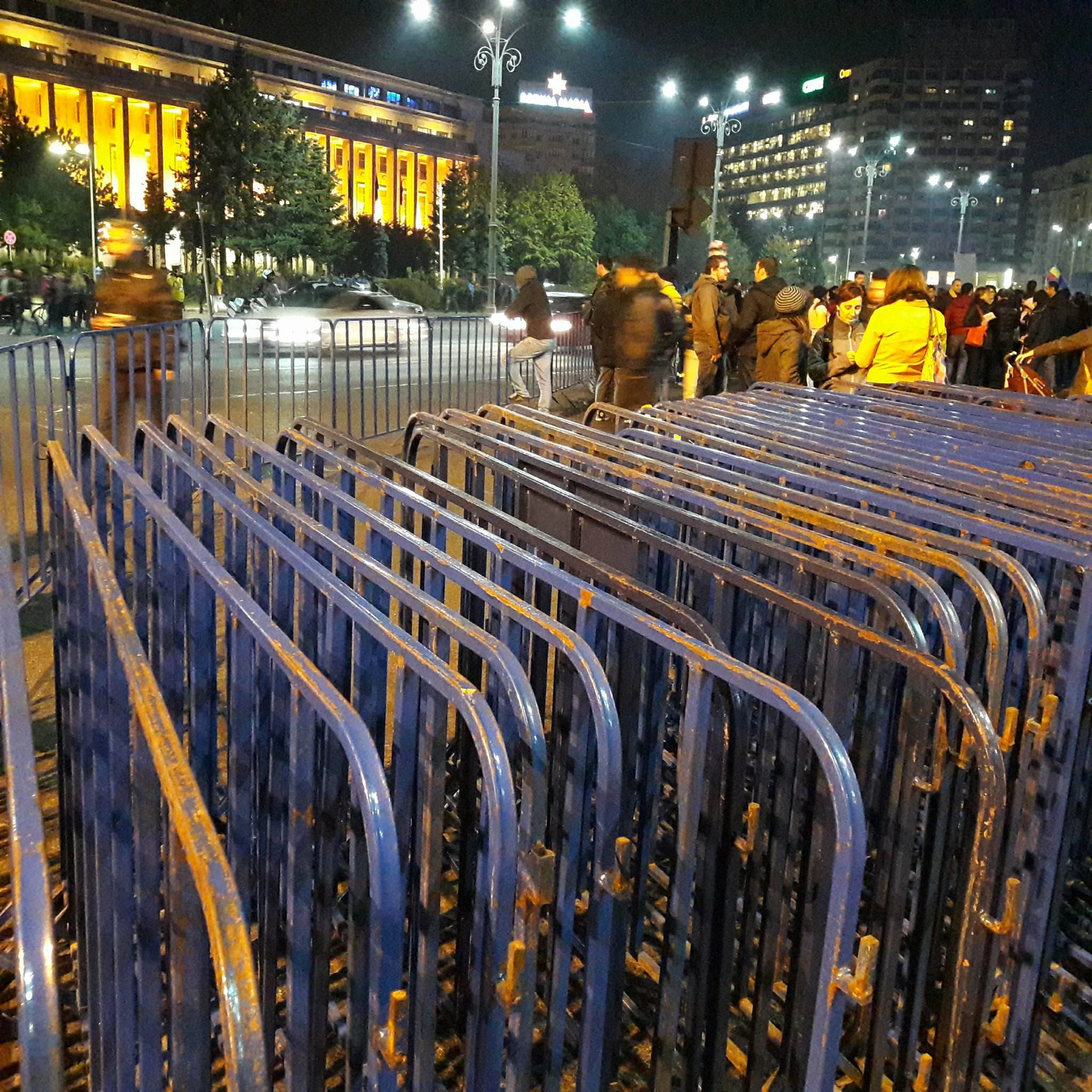 FOTO&VIDEO/ Protest în Capitală. 20.000 de oameni au participat la un marș din fața Guvernului până la Palatul Parlamenului