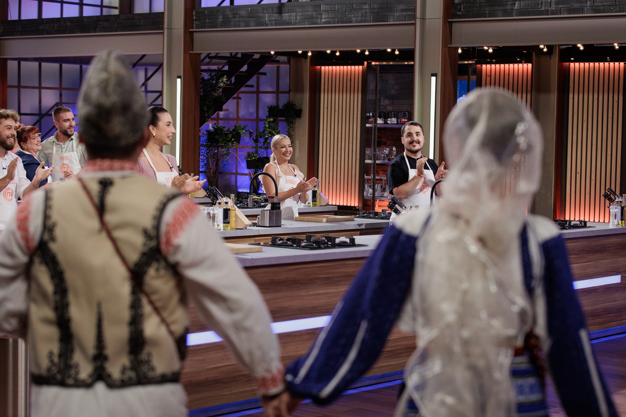 Incident neașteptat la MasterChef 2024. Un concurent leșină după ce își taie un deget: „L-am văzut cu mâna plină de sânge”