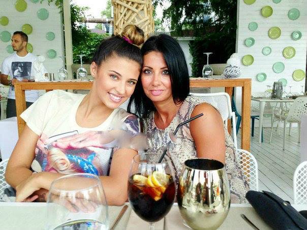 Antonia, mândră de mama sa. Denise Iacobescu a absolvit Facultatea de Psihologie la aproape 60 de ani