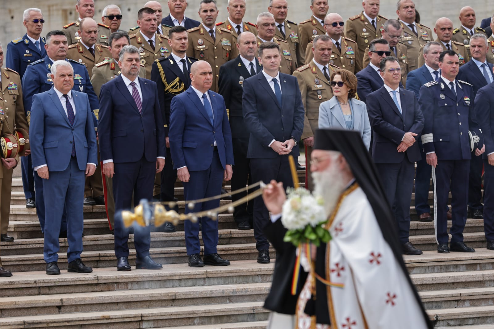 Ziua Forțelor Terestre 2025. Ilie Bolojan a vizitat fără Marcel Ciolacu expoziția de echipamente și tehnică militară din Parcul Carol | VIDEO