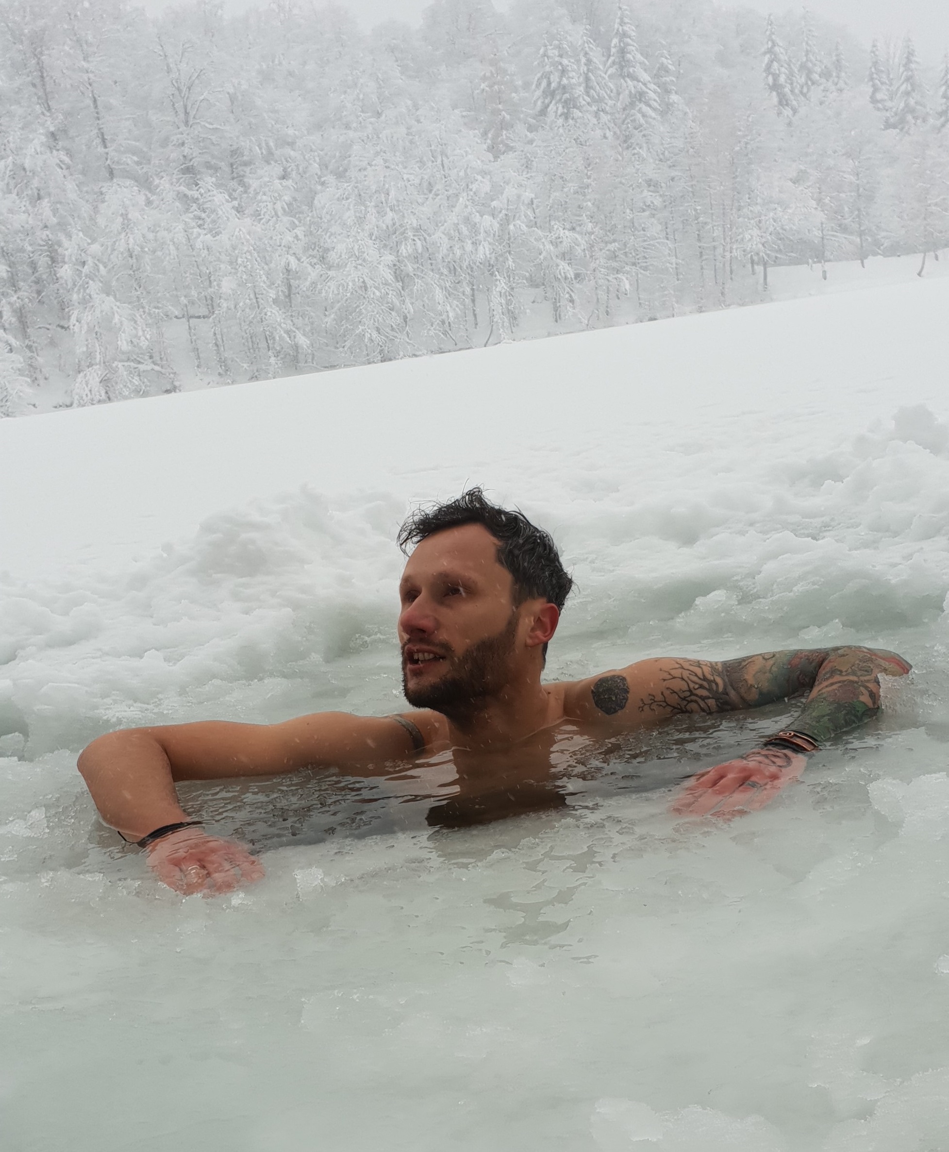 VIDEO/ Românul polar: face baie la copcă și are o sănătate de fier