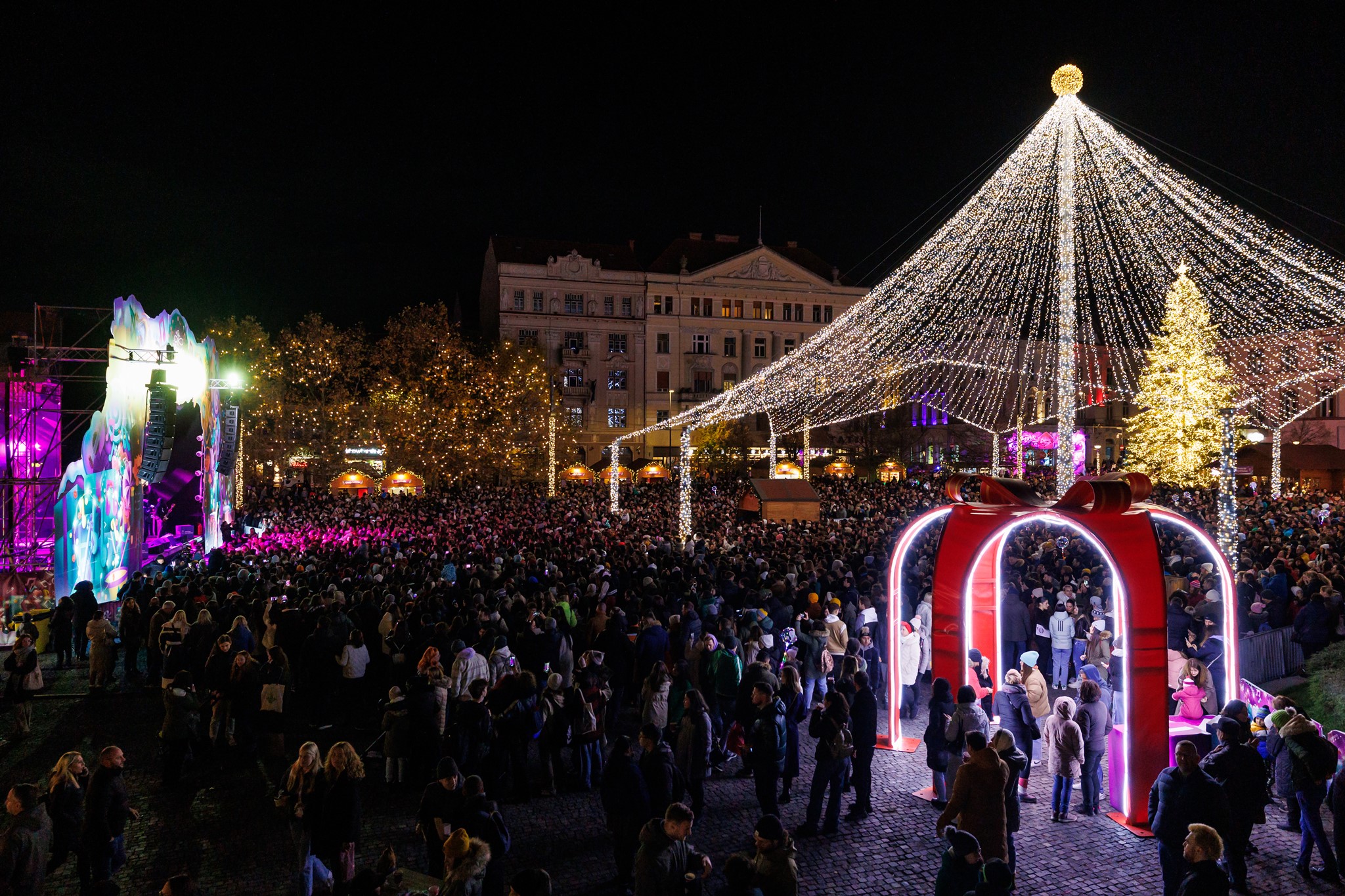 FOTO. „Planeta Crăciun”, târgul de Sărbători de la Cluj și-a deschis porțile. Ce se poate cumpăra de la căsuțele amplasate în centrul orașului 