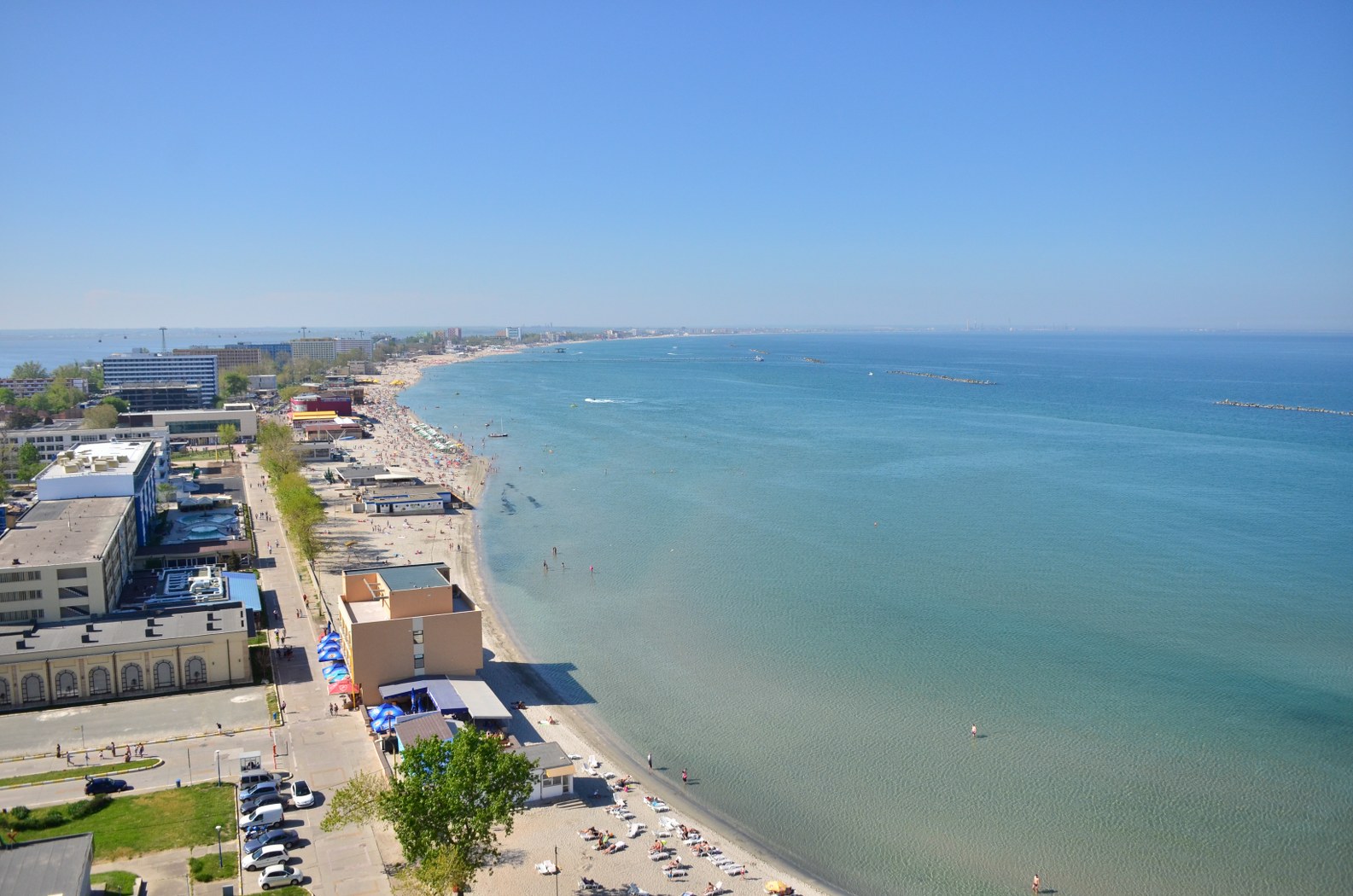 Șezlongurile ocupă plaja nouă? Poți suna la ANPC! Este spre binele României! FOTO