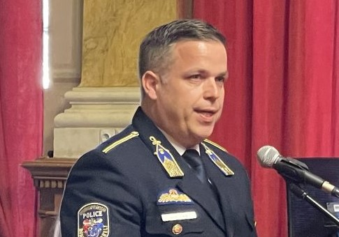 Posztumusz díszpolgári címet kapott a rendőrkapitány, aki egy lejárató cikk után lett öngyilkos