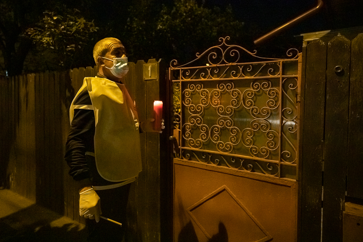 REPORTAJ. În Voluntariul credincioșilor Pandele și Firea, Lumina sfântă a venit de două ori: “Mulțumim frumos la domnu' și la doamna primar”