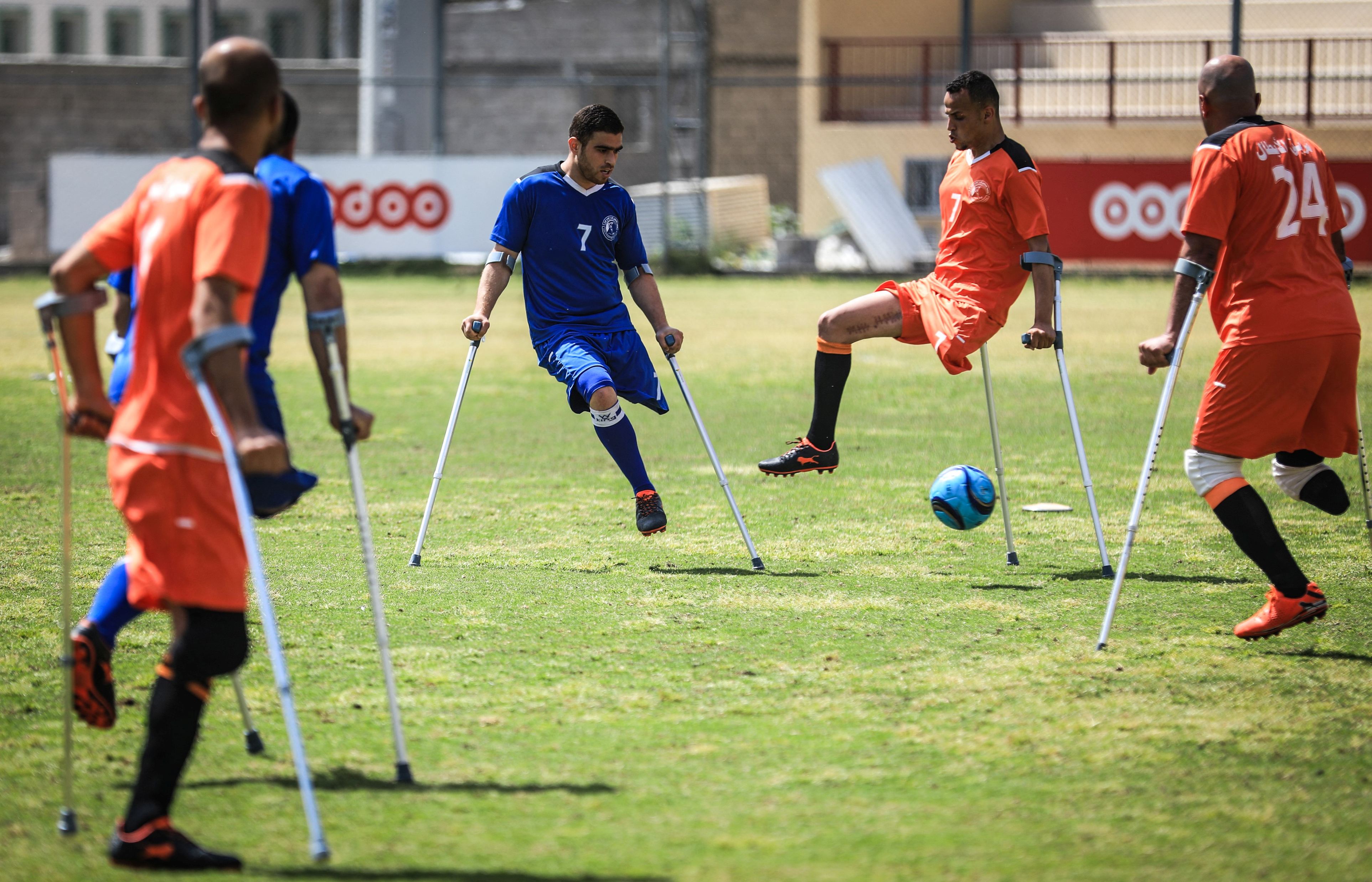 Bărbații din Gaza cu picioarele amputate își caută alinarea în fotbal | GALERIE FOTO