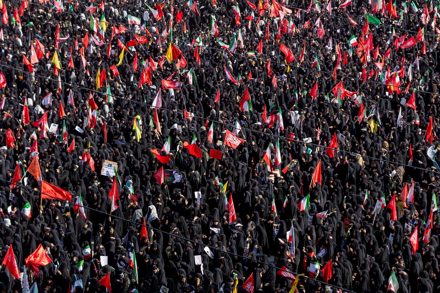 Imagini uluitoare de la funeraliile lui Khamenei din Iran unde portretul lui Donald Trump „a fost lapidat” ca în ritualurile religioase I VIDEO