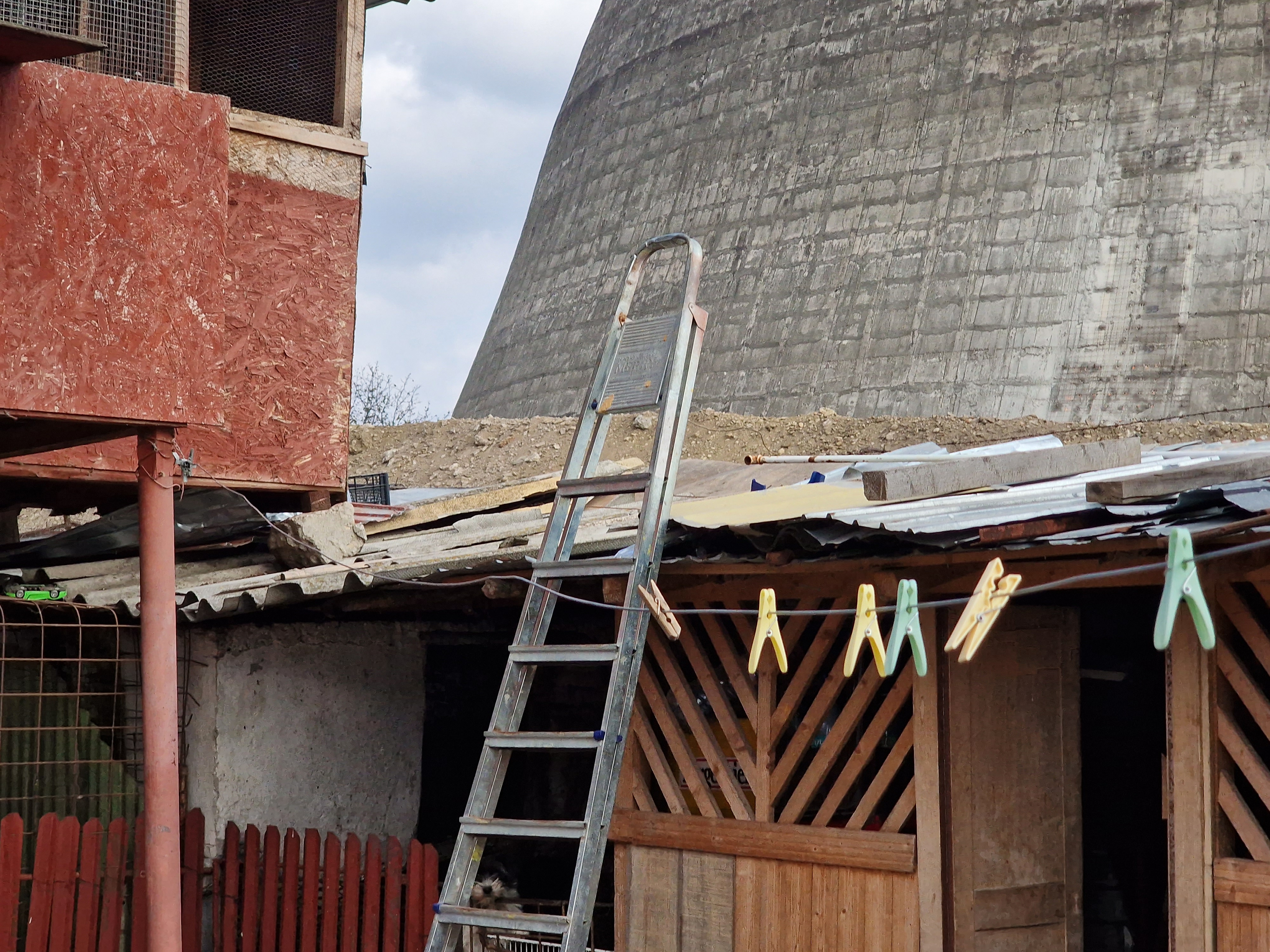 „O să ne zboare pe toţi de aici!”. Locuitorii din Doiceşti au aflat din întâmplare de demolarea turnurilor de peste gard, unde se ridică minicentrala nucleară