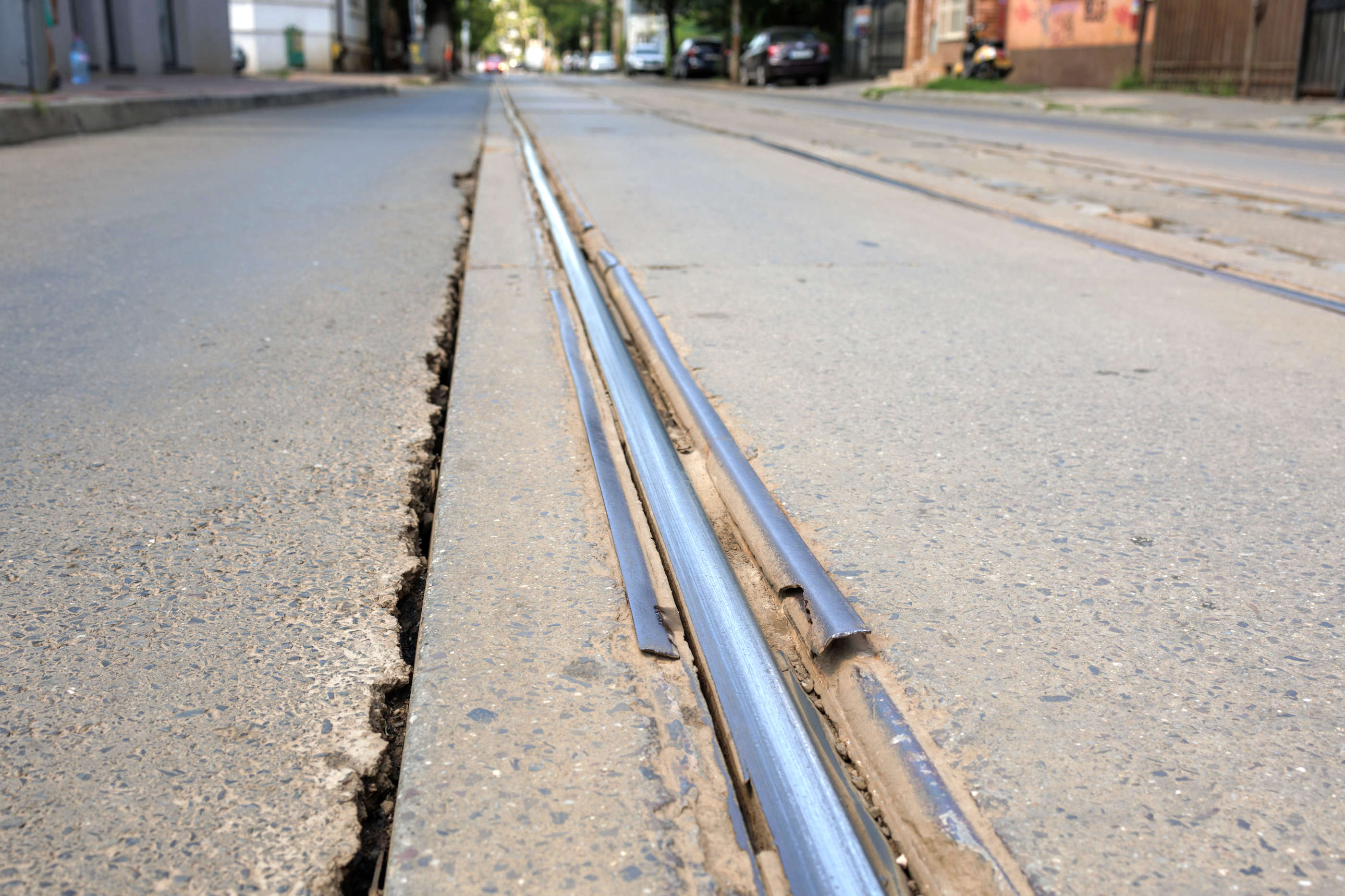 Dezastrul șinelor de tramvai din București: „Două cauciucuri am făcut praf. Cine-mi dă banii pe ele?”