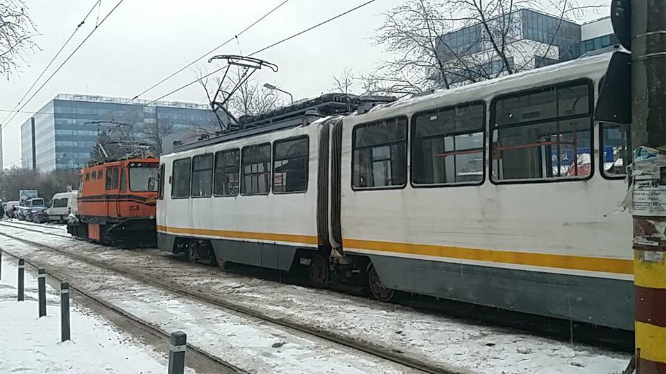 #salvatipipera. Circulația tramvaielor din zona Pipera, blocată de un autoturism parcat neregulamentar