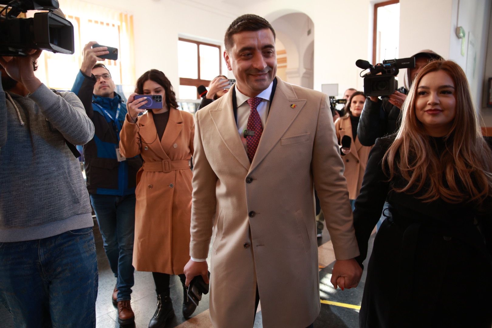 Soția lui George Simion, în negru din cap până în picioare în ziua alegerilor prezidențiale. Gestul făcut de Ilinca Simion în secția de vot
