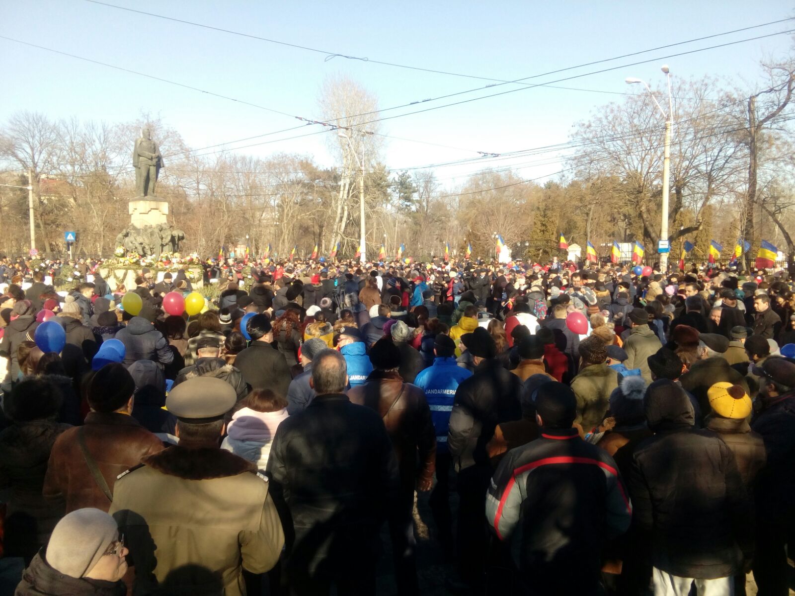 Hora Unirii, la statuia lui Cuza de la Galați: "Toți românii, de la fașă la barbă albă, aici să fie!"| GALERIE FOTO
