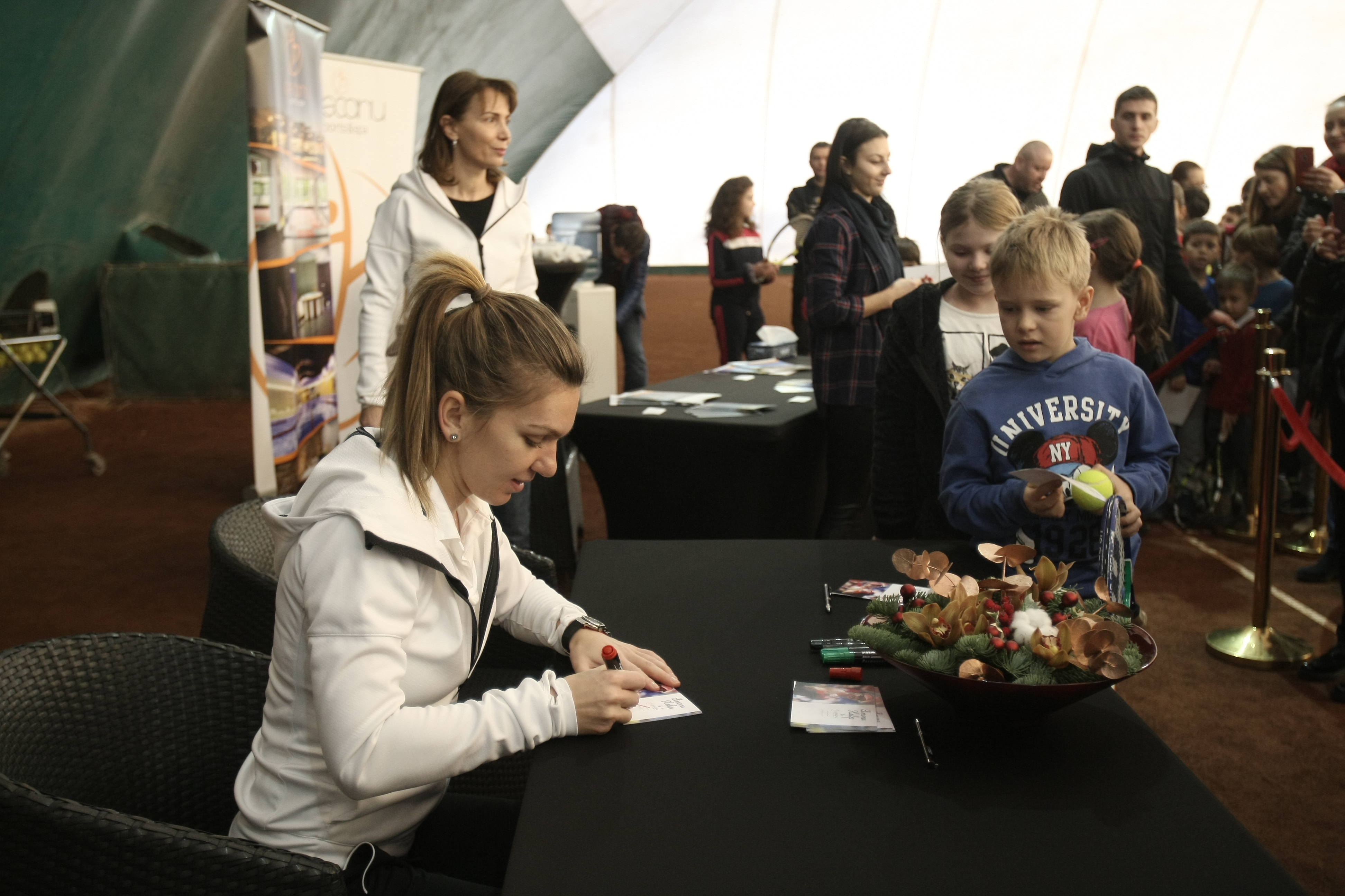 Simona Halep și-a luat energie de la copii! Un fost fotbalist stelist și-a adus fata, ca să ia autograf de la campioană / GALERIE FOTO