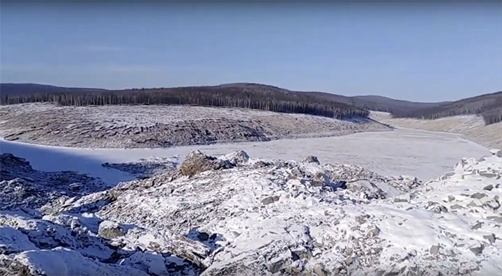 FOTO & VIDEO | Un întreg deal din Rusia a fost distrus după impactul cu un presupus "meteorit". Totuși, nu toți experții sunt de acord