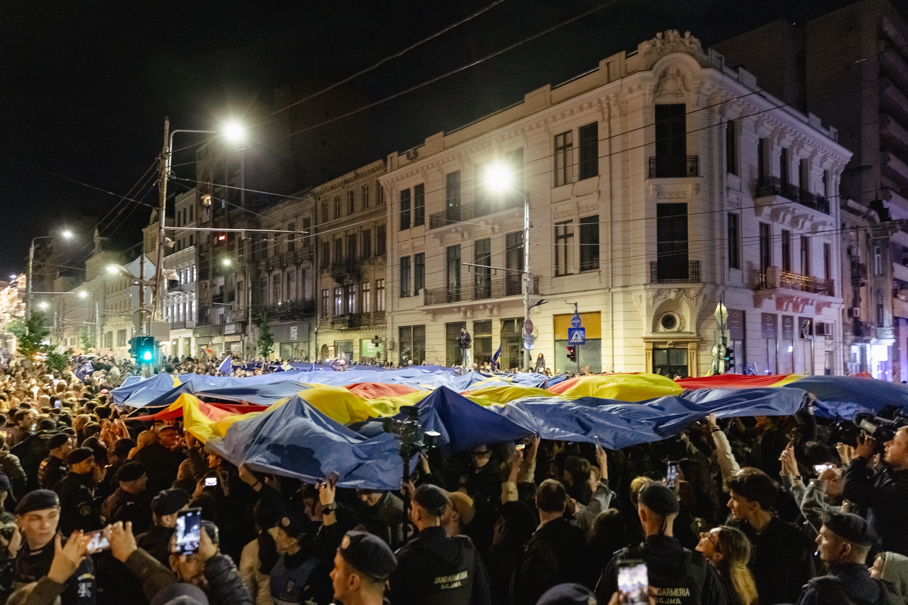 Duminica cetățeanului în sectorul 5. Adevăratul George Simion a ieșit cu soția și prietenii la vot la o școală din cartierul Sălaj: „Așteptăm schimbarea!” FOTOREPORTAJ