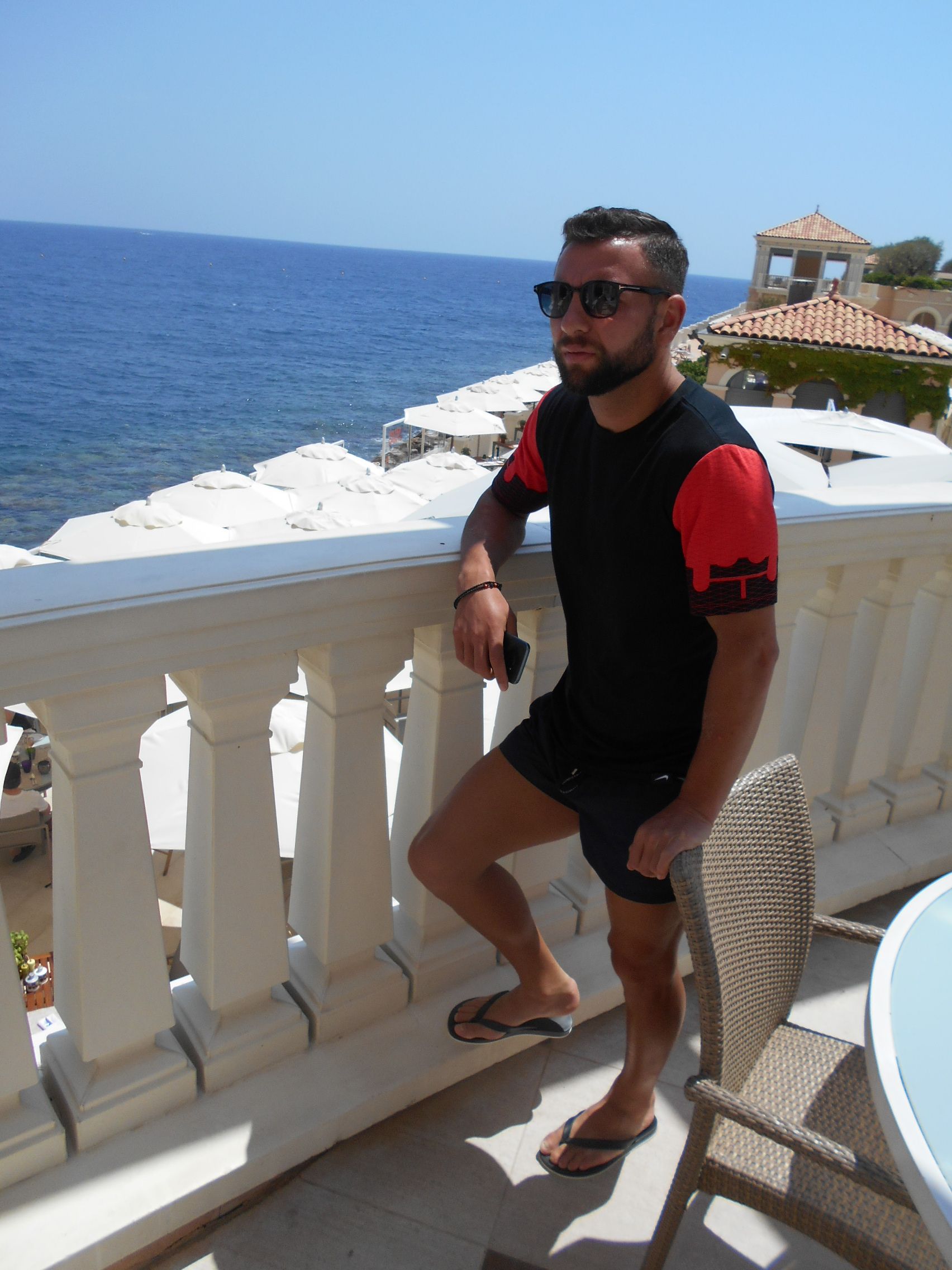 De la Monte Carlo, din vacanță, Răzvan Raț, căpitanul naționalei, transmite un mesaj radical, după rușinea de la Euro 2016: ”Suntem la zero!”