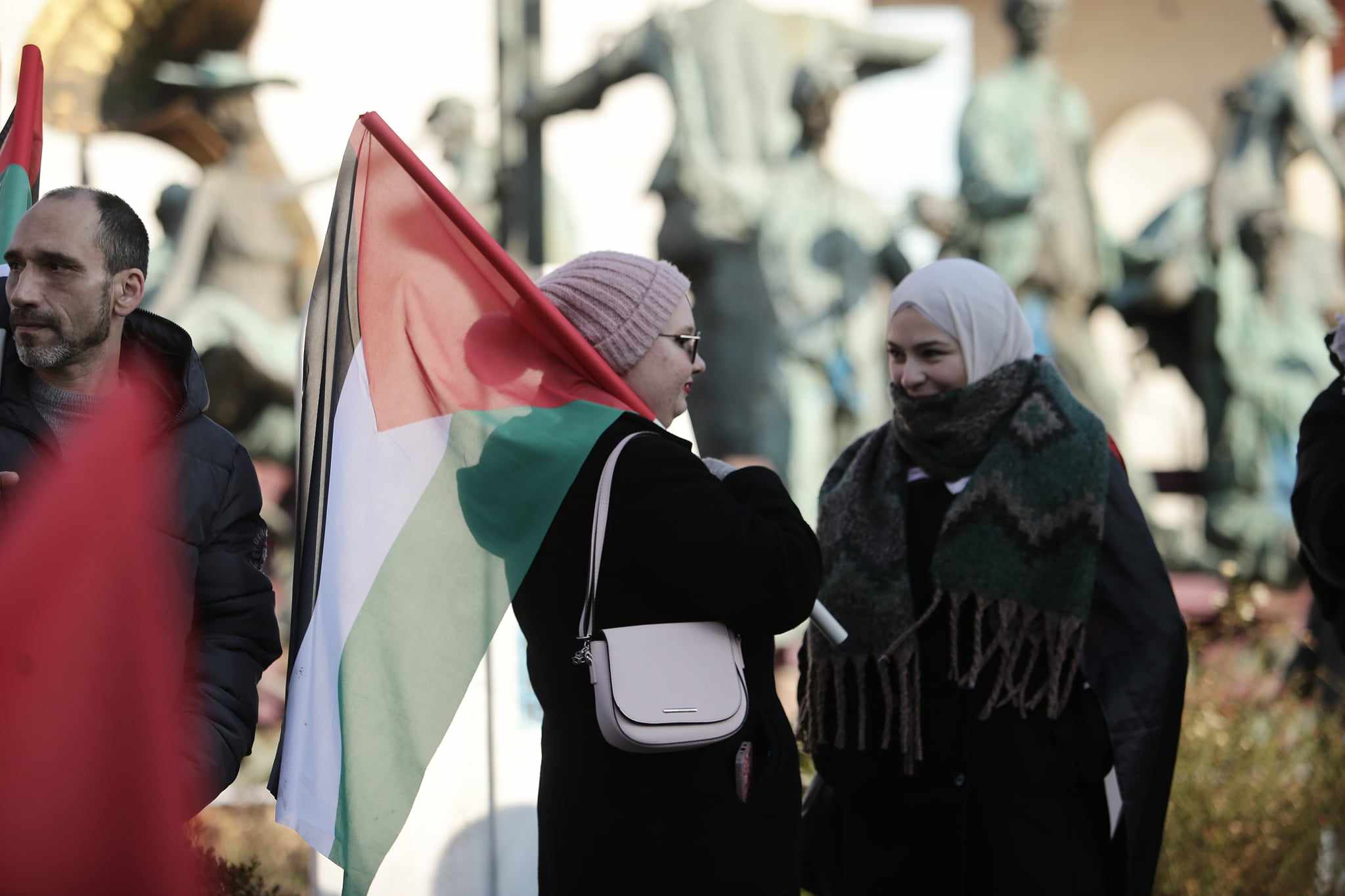 Manifestație pro-Palestina în București. Participanții au avut tobe şi fluiere, iar alţii au afişat pancarte: „Opriţi masacrul din Gaza”