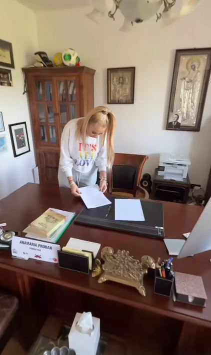Imagini din vila cu 5 etaje a Anamariei Prodan. Vrea să își pună lift: „Arăbesc, turcesc, cum vreți voi, mie îmi place” VIDEO
