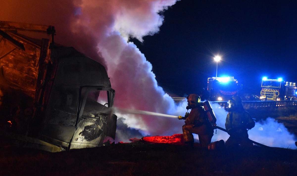 Trei șoferi de TIR au murit carbonizați în camioanele lor, care au luat foc după ce s-au ciocnit pe o șosea din Franța