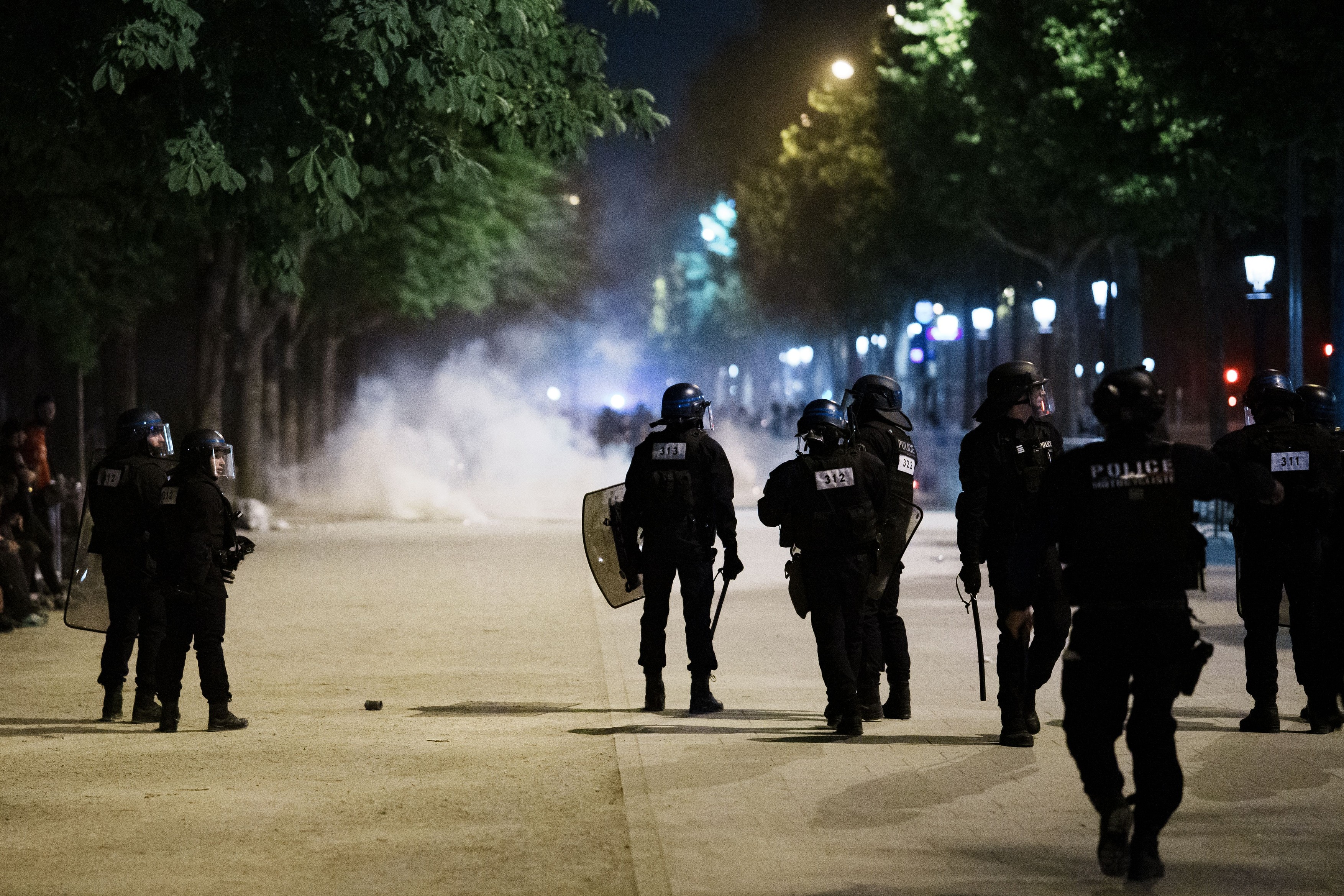 Noapte infernală în Franța, după victoria de vis a lui PSG în finala Ligii Campionilor: mașini incendiate, o crimă și manifestări violente. Peste 550 de oameni, arestați