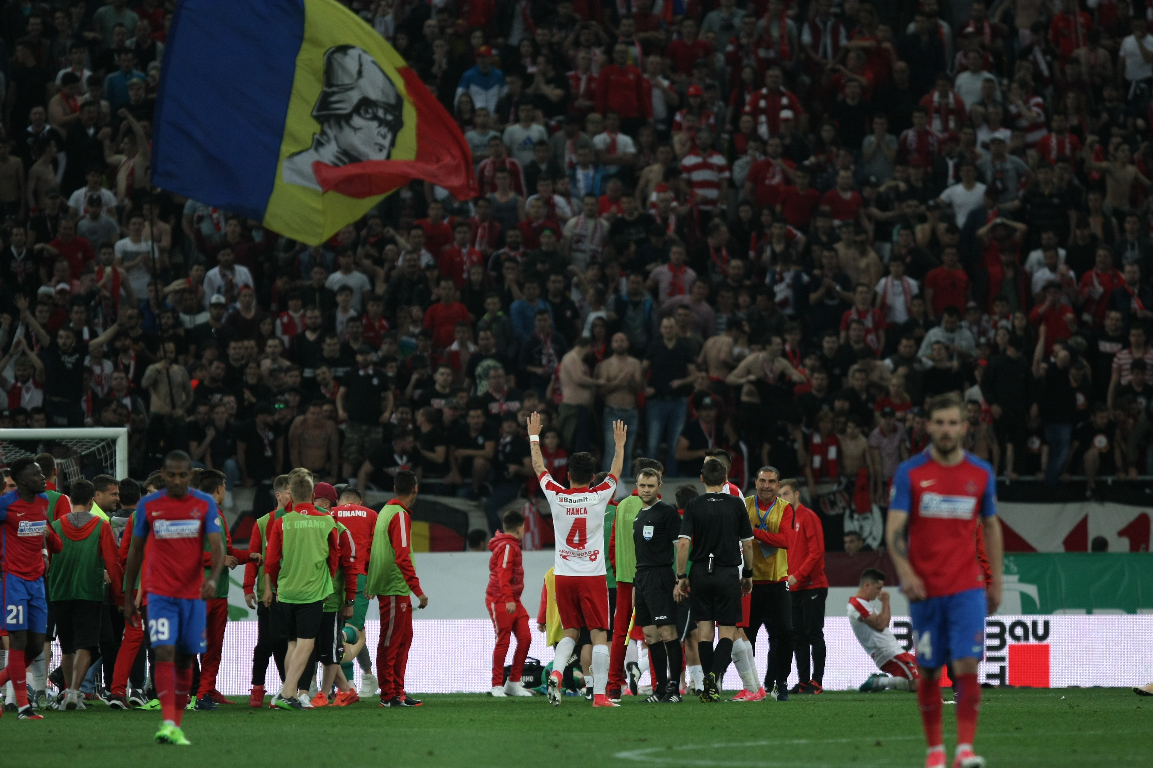 Liga I, etapa a 8-a, play-off: Dinamo - FCSB 2-1. Derby decis în minutul 96, din penalty! ”Cazul Bricheta”, nimica toată pe lângă bombardamentul de pe Arena Națională. Reghe, scandal cu arbitri | LIVE&VIDEO
