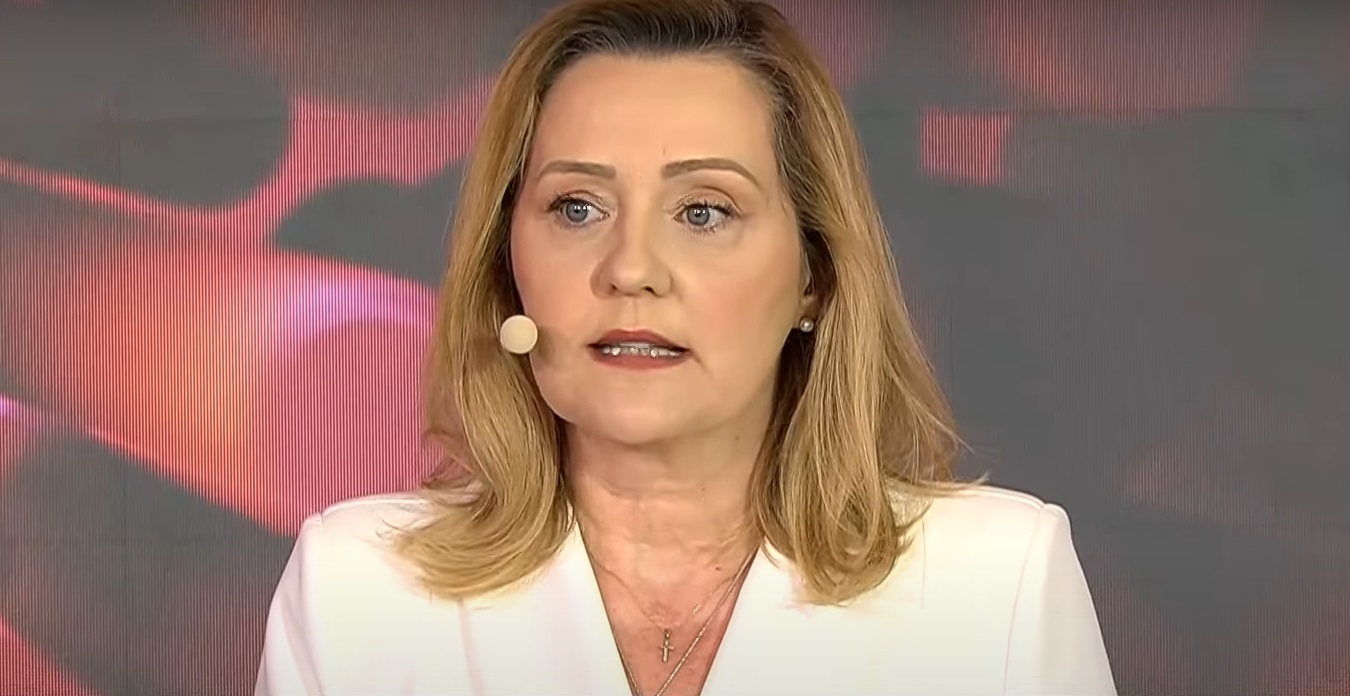 Elena Lasconi, trei dezbateri electorale și trei ținute albe. Semnificația din spatele alegerilor vestimentare ale candidatei la Președinție
