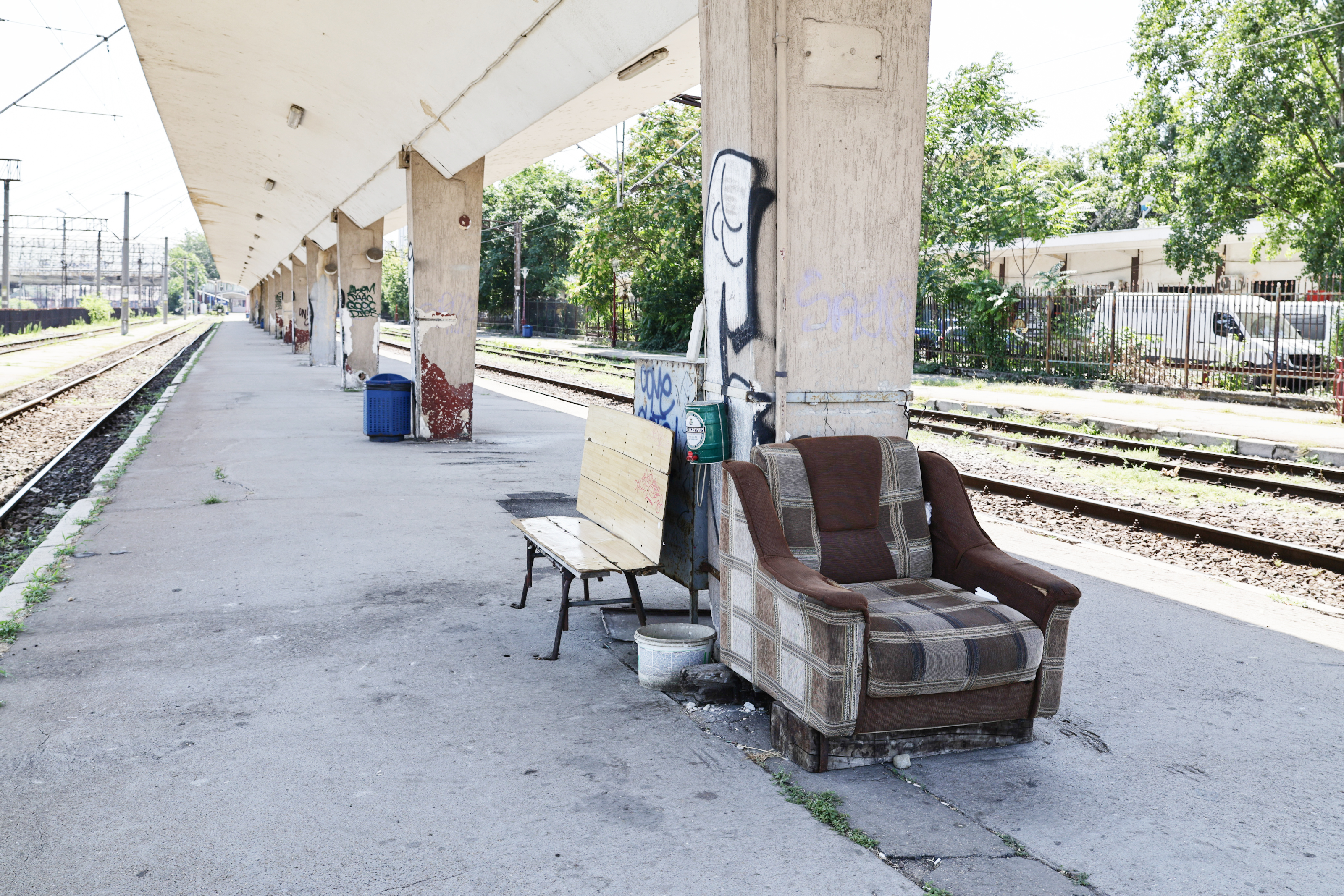 „Doar pentru tine, Amore”. O manea, un fotoliu părăsit și un ceas blocat, locul abandonat din București