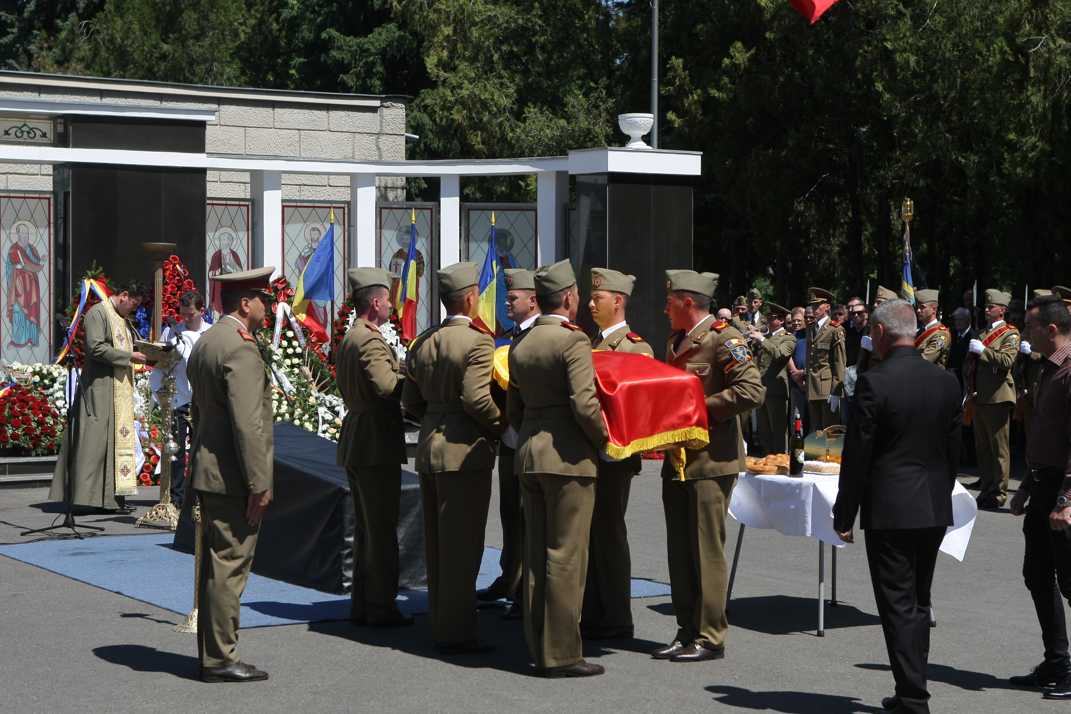 GALERIE FOTO&VIDEO/ Cristian Țopescu, înmormântat cu onoruri militare, la Cimitirul Ghencea Militar din București