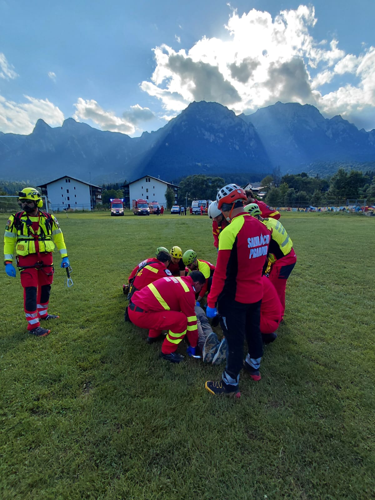 4 alpiniști s-au prăbușit în zona Valea Albișoarei, din Bușteni: unul dintre ei a murit, a intervenit elicopterul SMURD