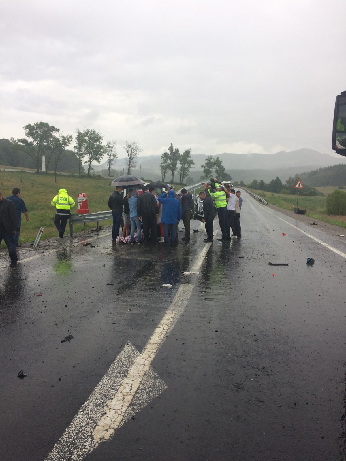 Un microbuz s-a ciocnit de un parapet în Perşani, judeţul Braşov. Un pasager a fost proiectat în afara vehiculului