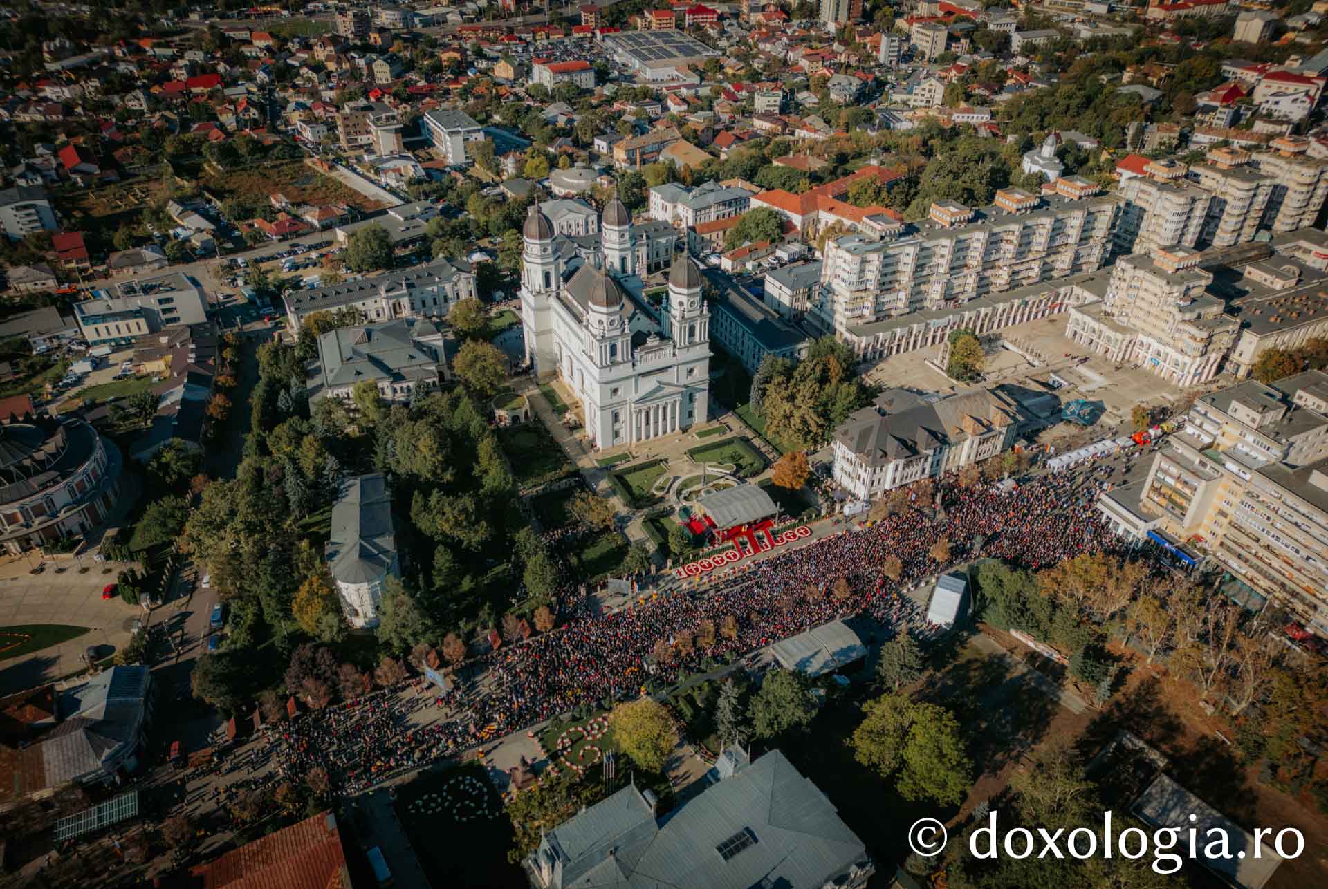 Cea mai mare Liturghie ținută în Moldova, la Iași: 35.000 de oameni s-au rugat Sfintei Parascheva, alți 46.000 stăteau la coadă pentru a ajunge la moaște