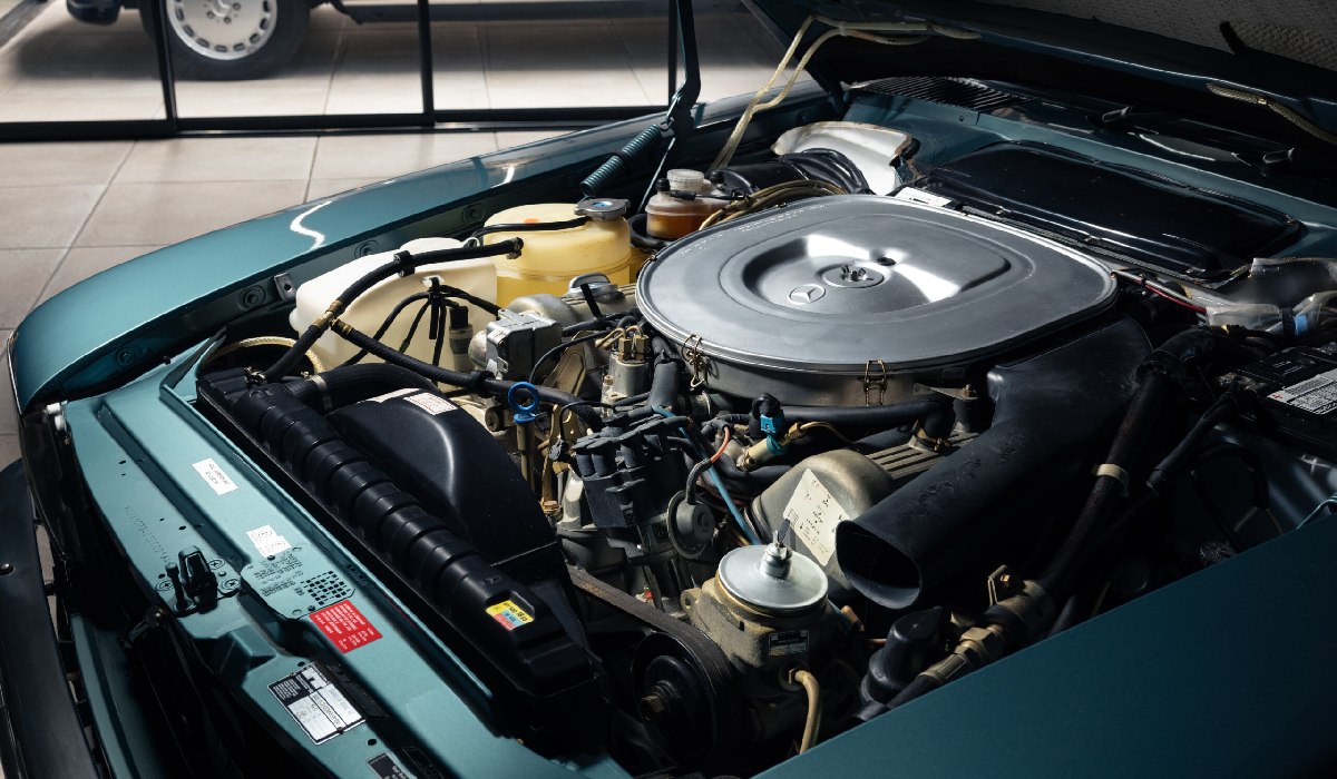 Un Mercedes 500 SL din 1982, care n-a circulat niciodată și n-a fost înmatriculat după ce a fost cumpărat, a fost descoperit ascuns și în stare impecabilă