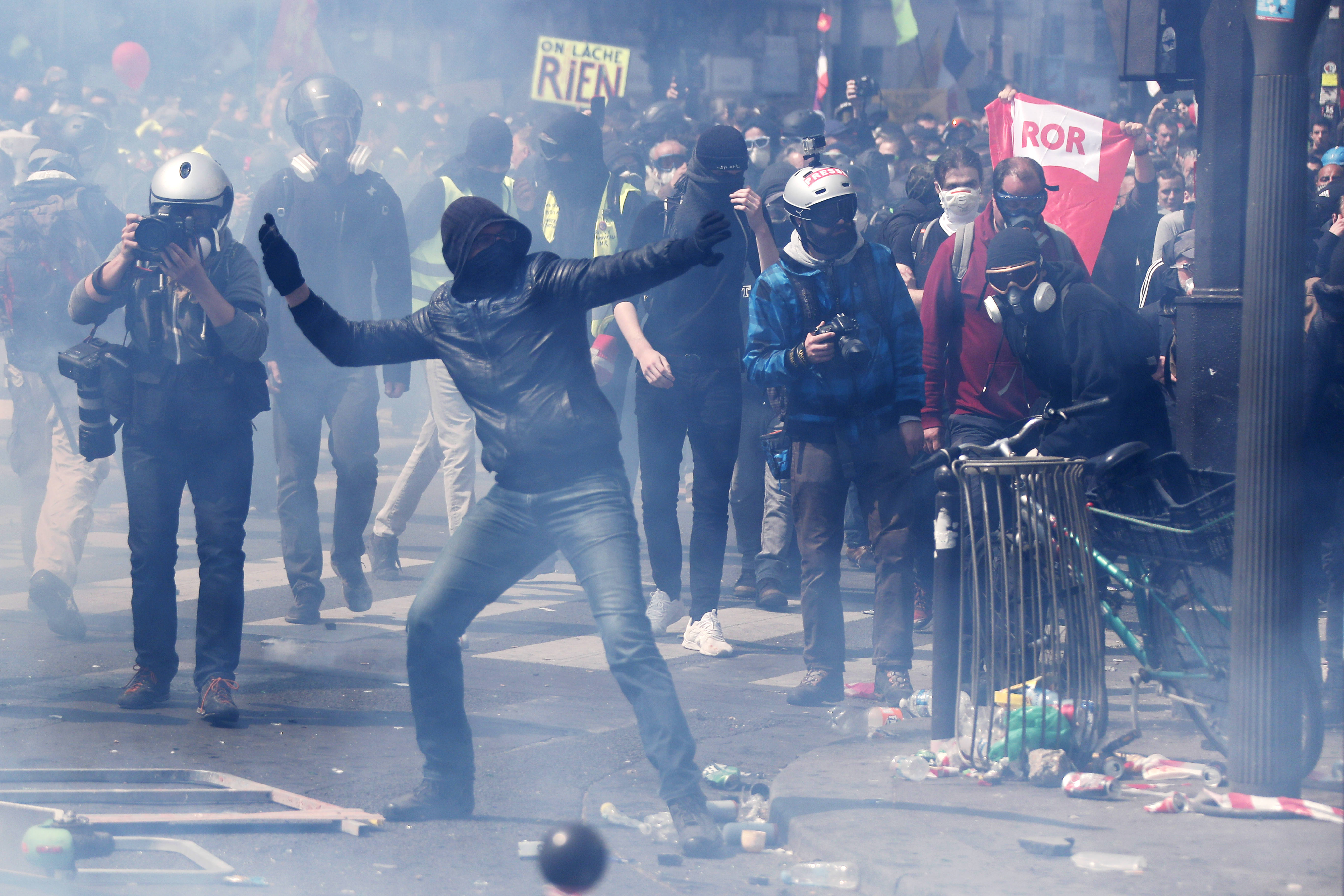 Violențe la mitingul de 1 Mai de la Paris. Poliția a făcut arestări și a lansat gaze lacrimogene (FOTO)