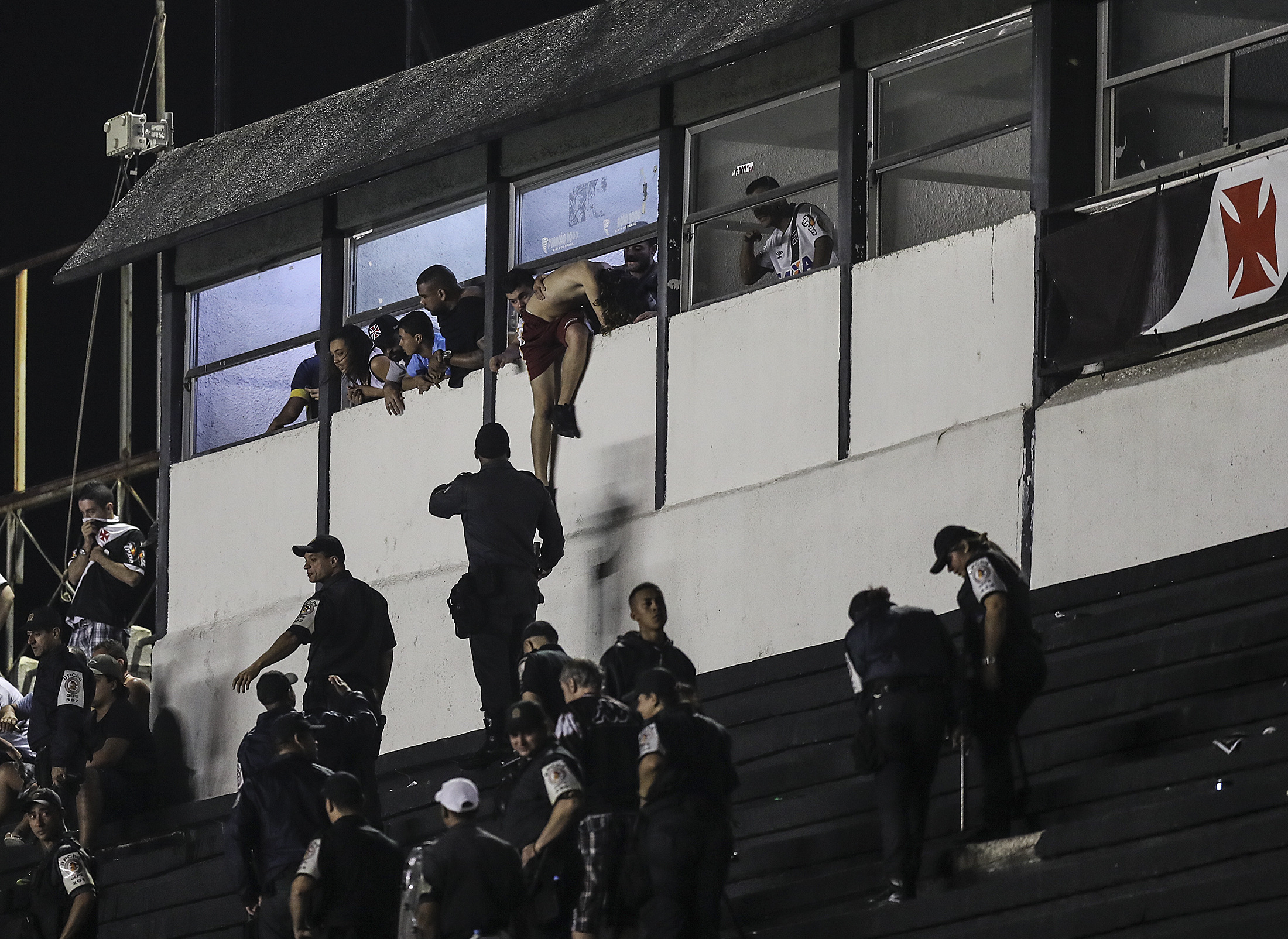 Scene de război la Rio de Janeiro. Un fan a fost împușcat mortal la derby-ul Vasco da Gama - Flamengo / GALERIE FOTO&VIDEO