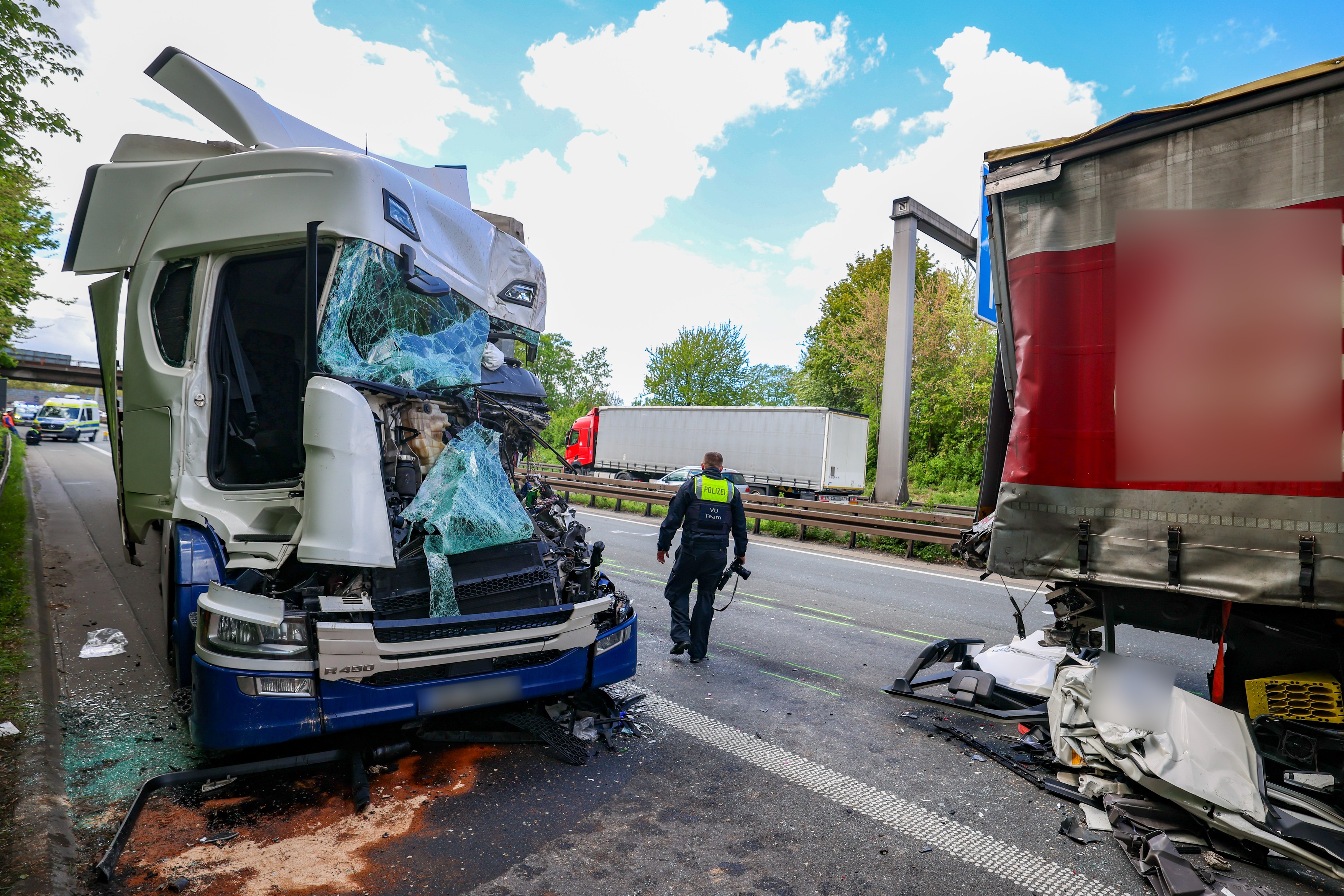 Șofer român de TIR îngrozit când s-a dat jos de la volan și a văzut cum arată camionul din spatele lui, pe o autostradă din Germania