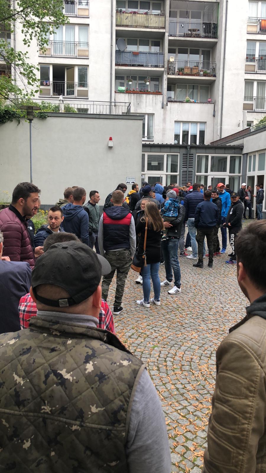 FOTO, VIDEO | Imagini incredibile la Londra: coadă interminabilă la secția de votare din cartierul botezat „Little Romania”! Mobilizare exemplară a diasporei și în Germania, Italia, Olanda și Belgia