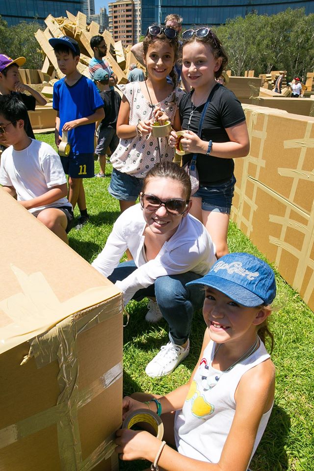 Simona Halep, strălucitoare la petrecerea jucătoarelor. La Sydney, sportiva a fost în formă și la ”Kids Day”, avându-l alături pe bulgarul Grigor Dimitrov, cel mai râvnit bărbat din circuit. Accidentarea care a făcut-o să abandoneze la Brisbane n-a trecut/ FOTO & VIDEO