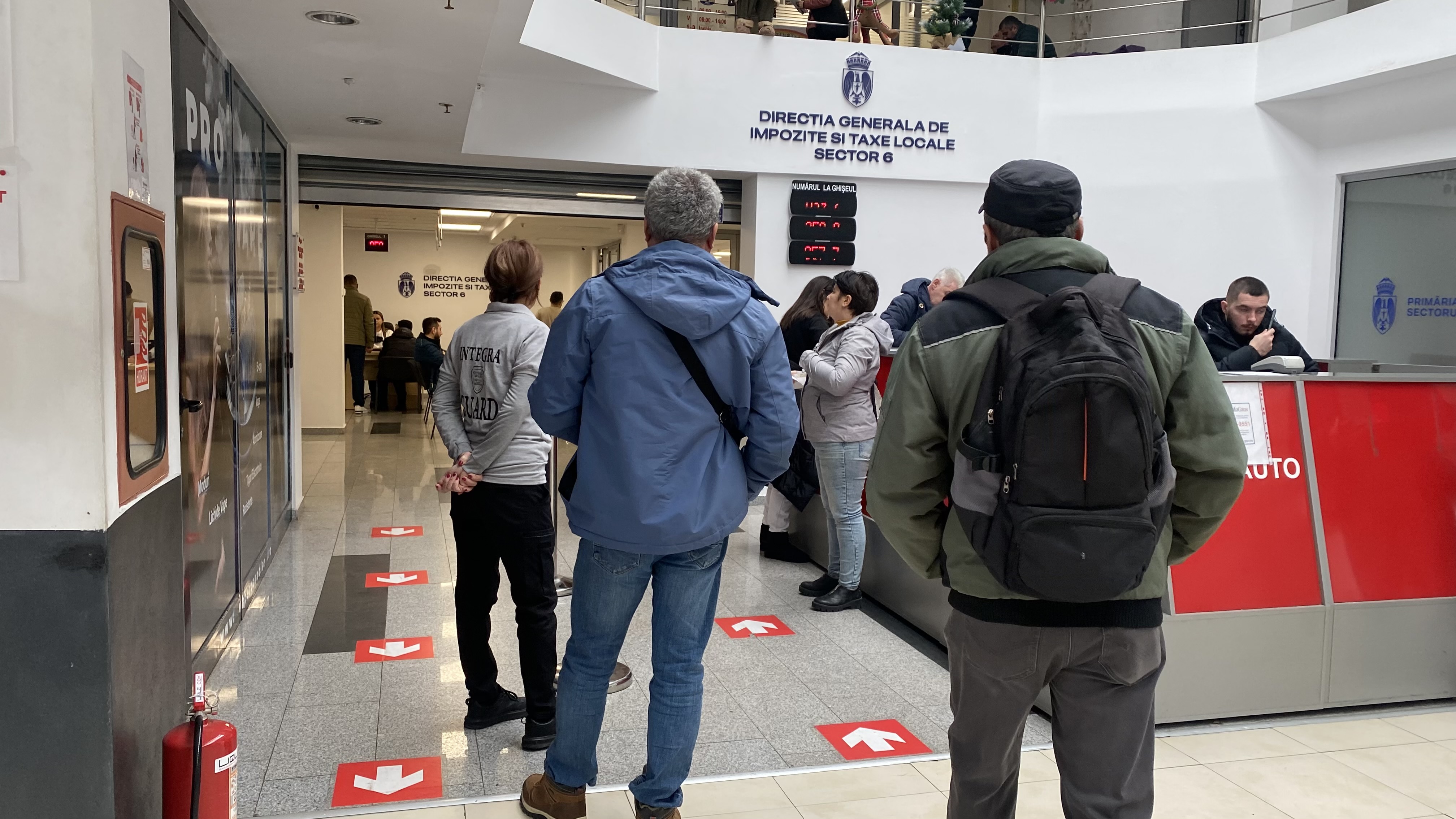 FOTO. Cozi mari la centrele de plată a taxelor, în prima zi lucrătoare din 2024. Dările se pot plăti la stațiile de tip SelfPay, dar și online