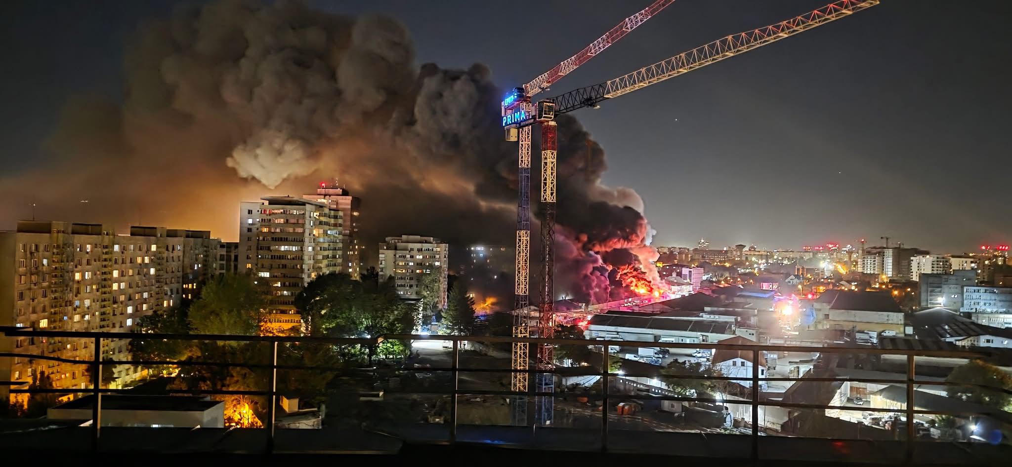 Fum și poluare pe străzile din București din cauza incendiului de la depozitul Antrefrig: „Mi-a venit rău"